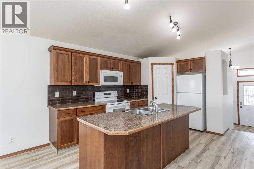 63 Vickers Close, Red Deer, Alberta  T4R 0E6 - Photo 5 - A2300177