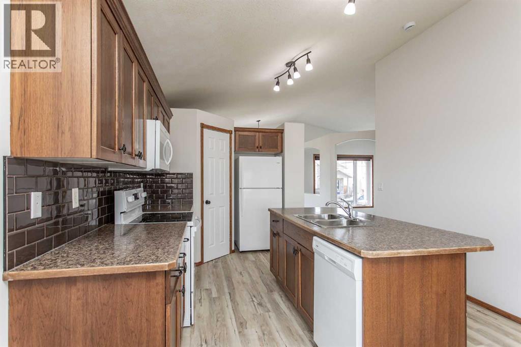 63 Vickers Close, Red Deer, Alberta  T4R 0E6 - Photo 6 - A2300177