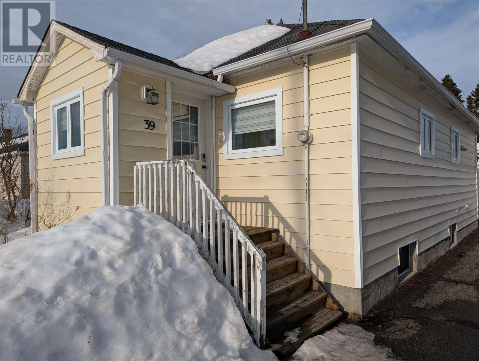 39 Beck Ave, Wawa, Ontario  P0S 1K0 - Photo 2 - SM260703