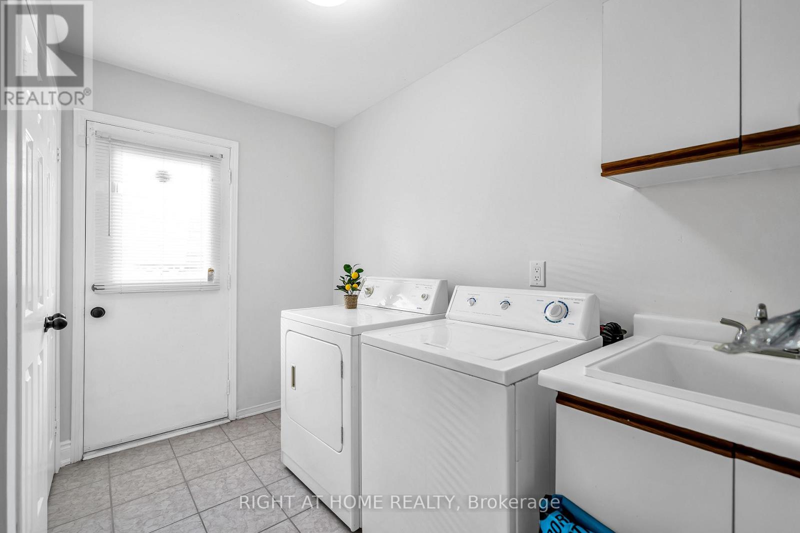 1657 Dellbrook Avenue, Pickering, Ontario  L1X 2E7 - Photo 9 - E13006654