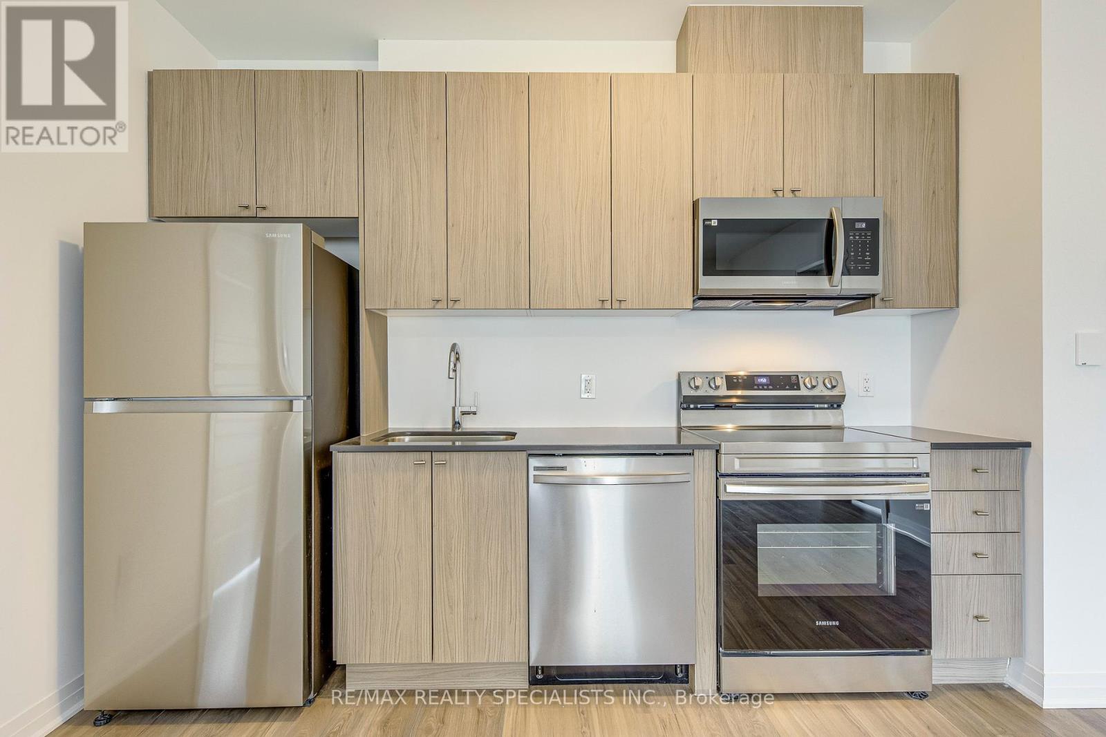 120 - 480 Gordon Krantz Avenue, Milton, Ontario L9E 1Z4 - Photo 4 - W12861002