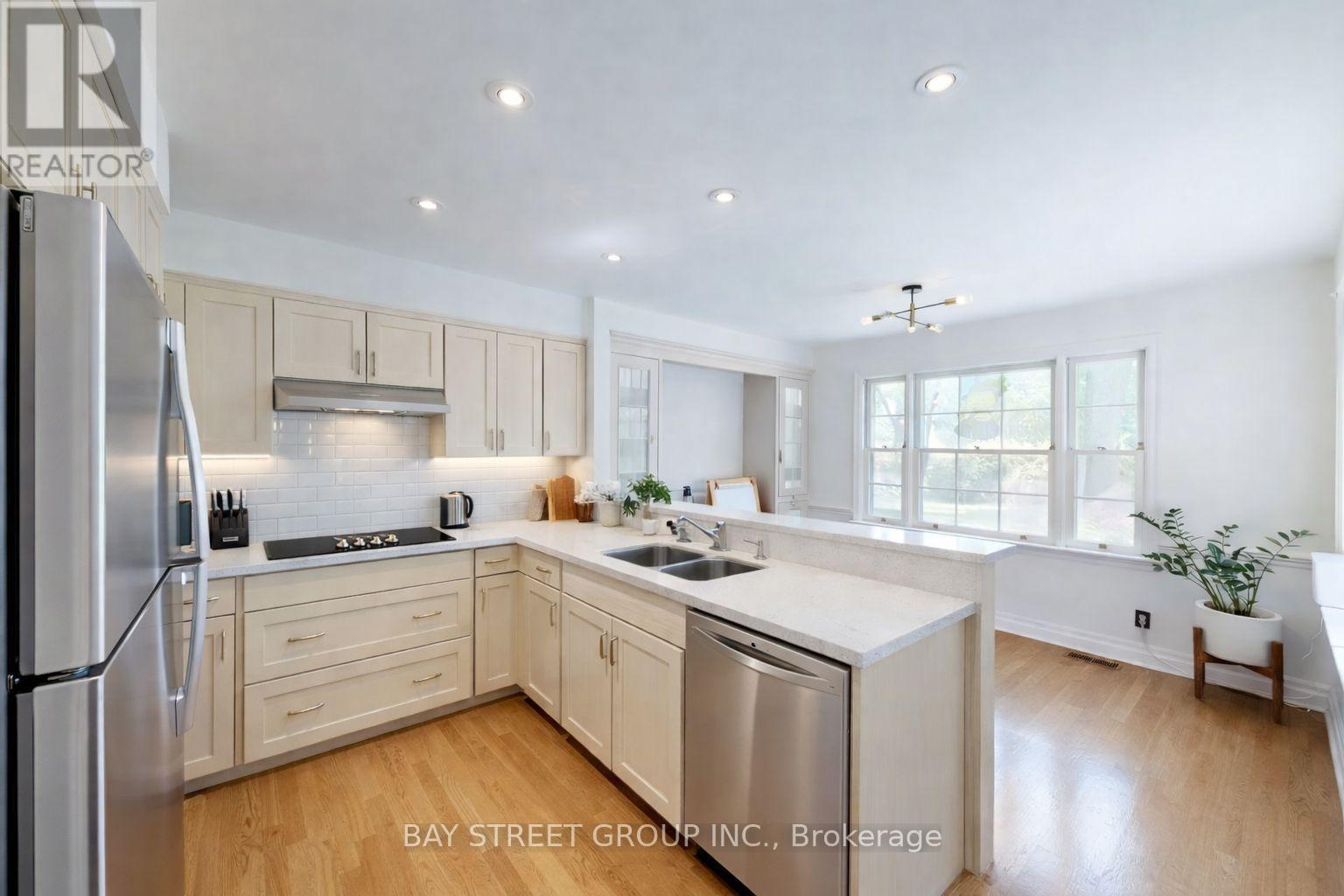 178 Breezy Pines Drive, Mississauga, Ontario  L5B 1B4 - Photo 8 - W12749616