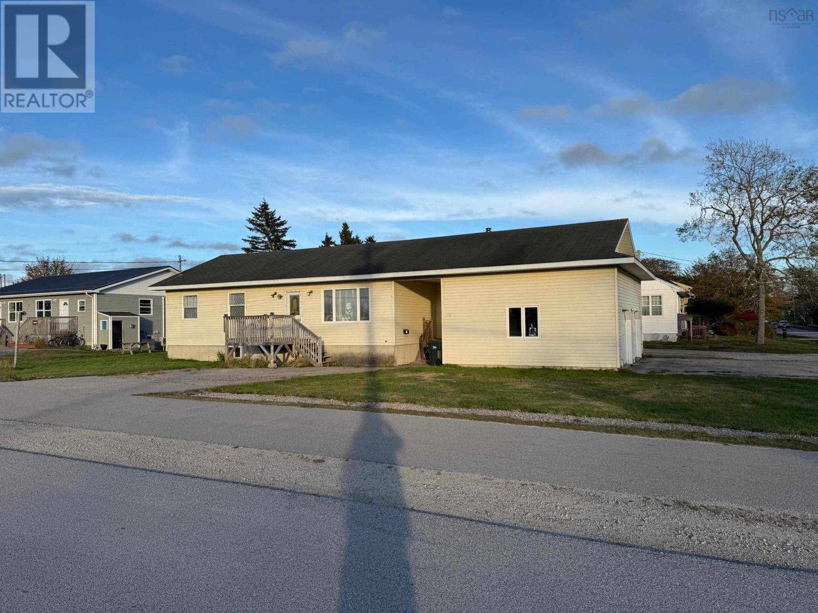 59 Clements Avenue, Yarmouth, Nova Scotia  B5A 2L8 - Photo 2 - 202526252