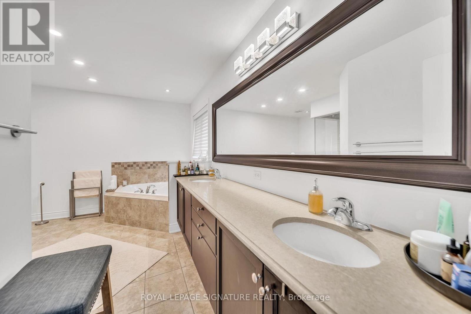 17 Roderick Court, Richmond Hill, Ontario  L4E 0B4 - Photo 32 - N13006456