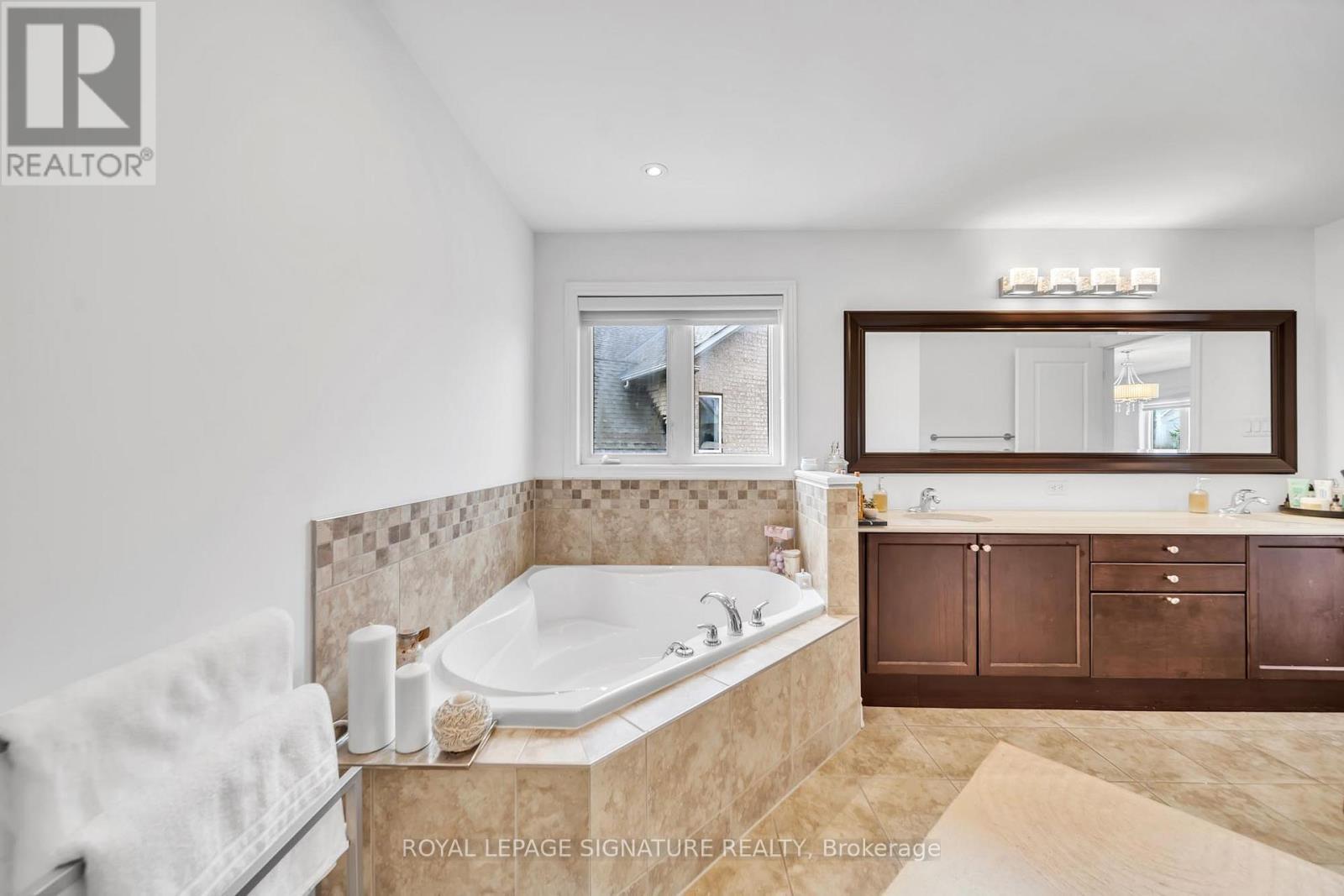 17 Roderick Court, Richmond Hill, Ontario  L4E 0B4 - Photo 33 - N13006456