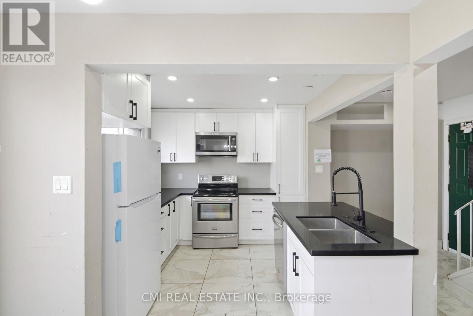 8 Huronia Court, Brampton, Ontario  L6S 2C7 - Photo 9 - W13006368