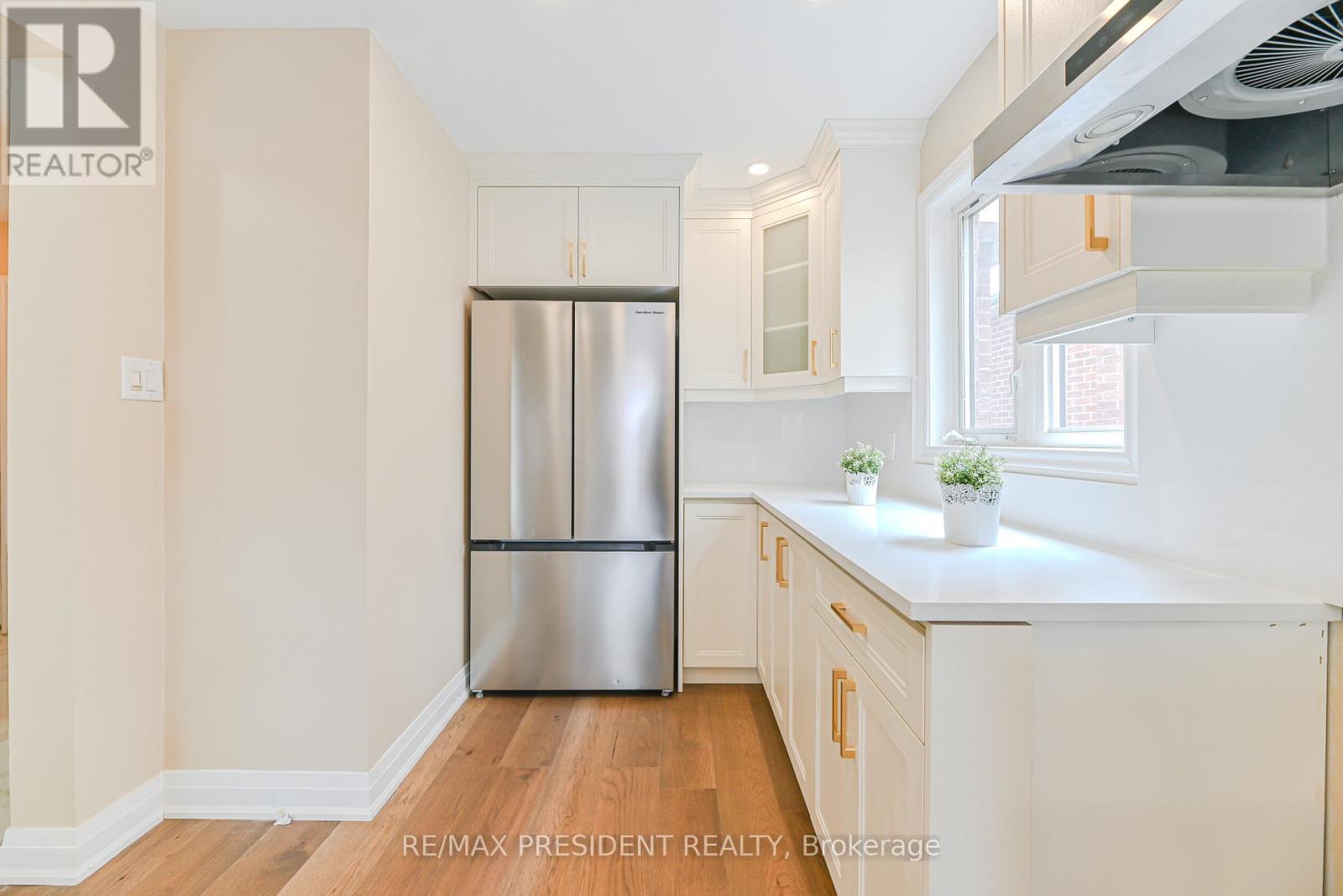 4 Lawnview Court, Brampton, Ontario  L7G 1T4 - Photo 11 - W13006678