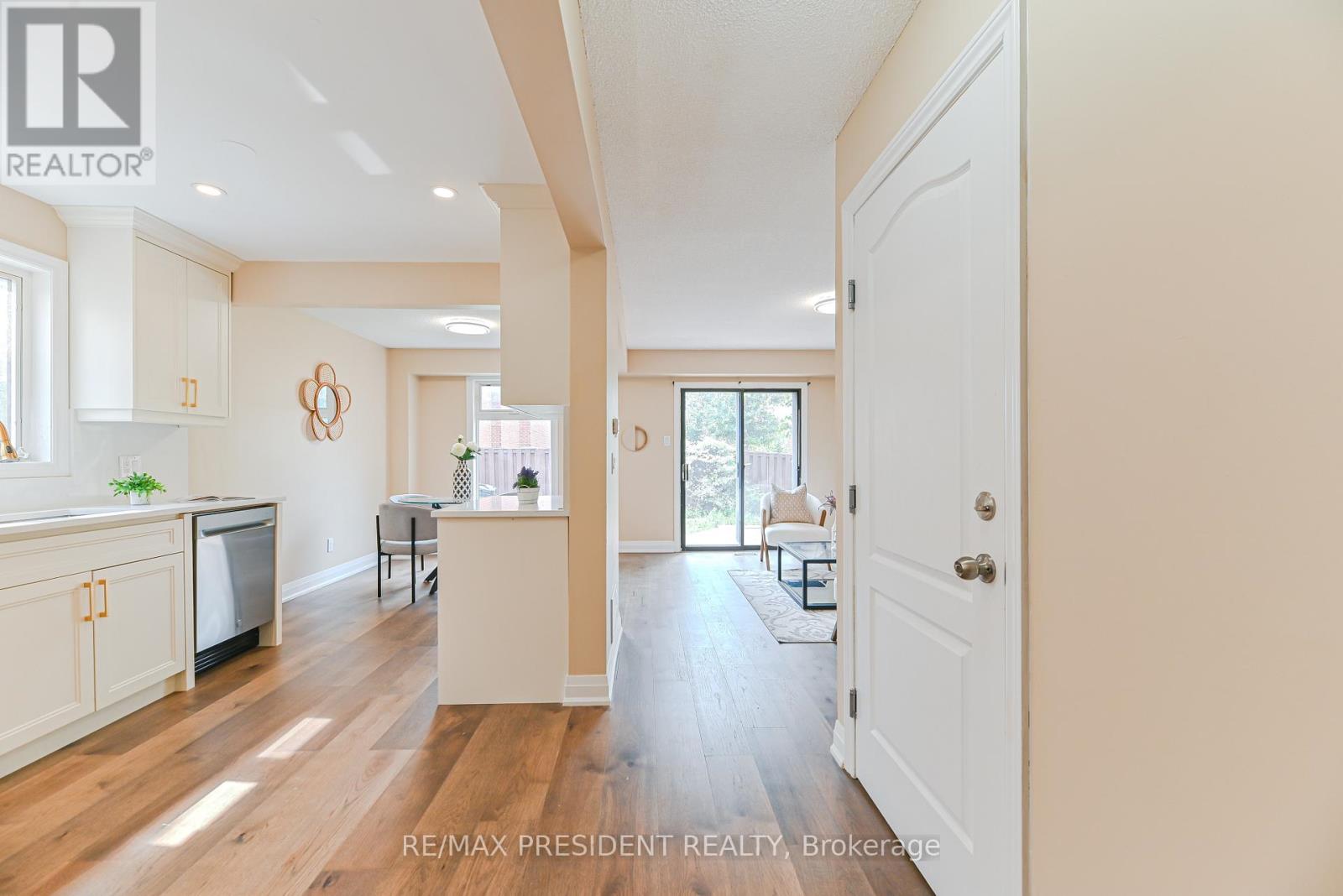 4 Lawnview Court, Brampton, Ontario  L7G 1T4 - Photo 6 - W13006678