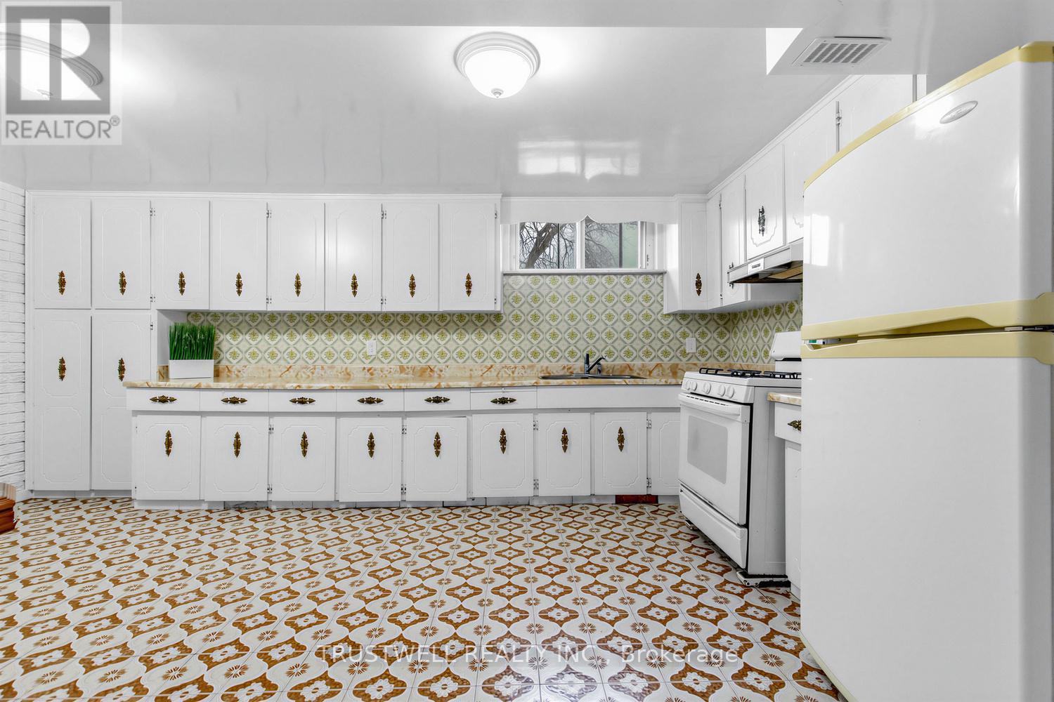 2 Del Ria Road, Toronto, Ontario  M6L 1M1 - Photo 20 - W13006698