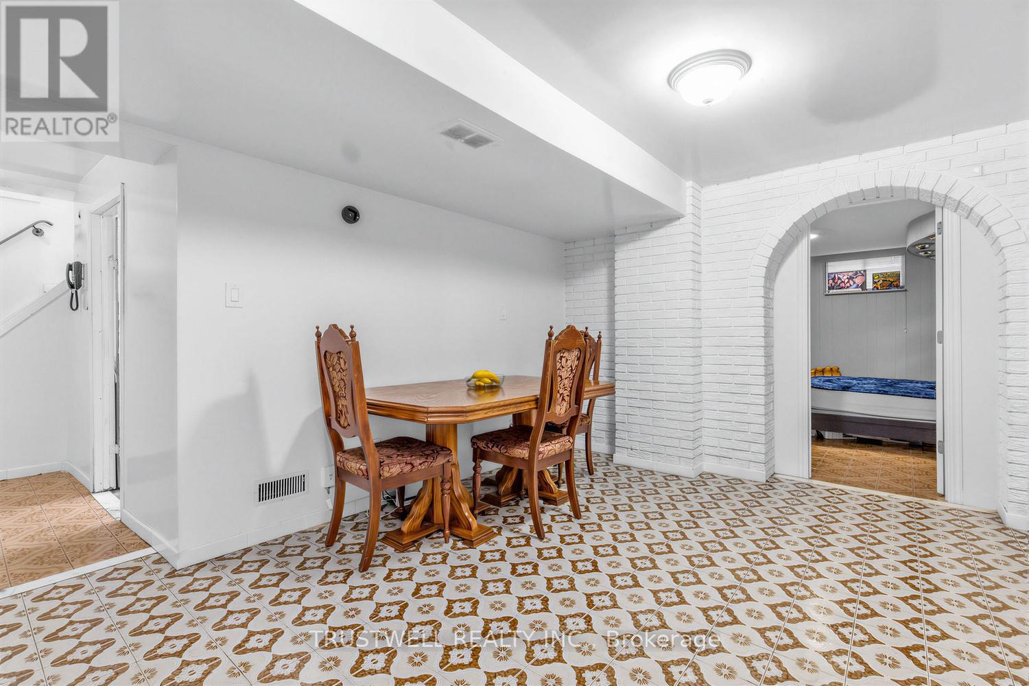 2 Del Ria Road, Toronto, Ontario  M6L 1M1 - Photo 22 - W13006698