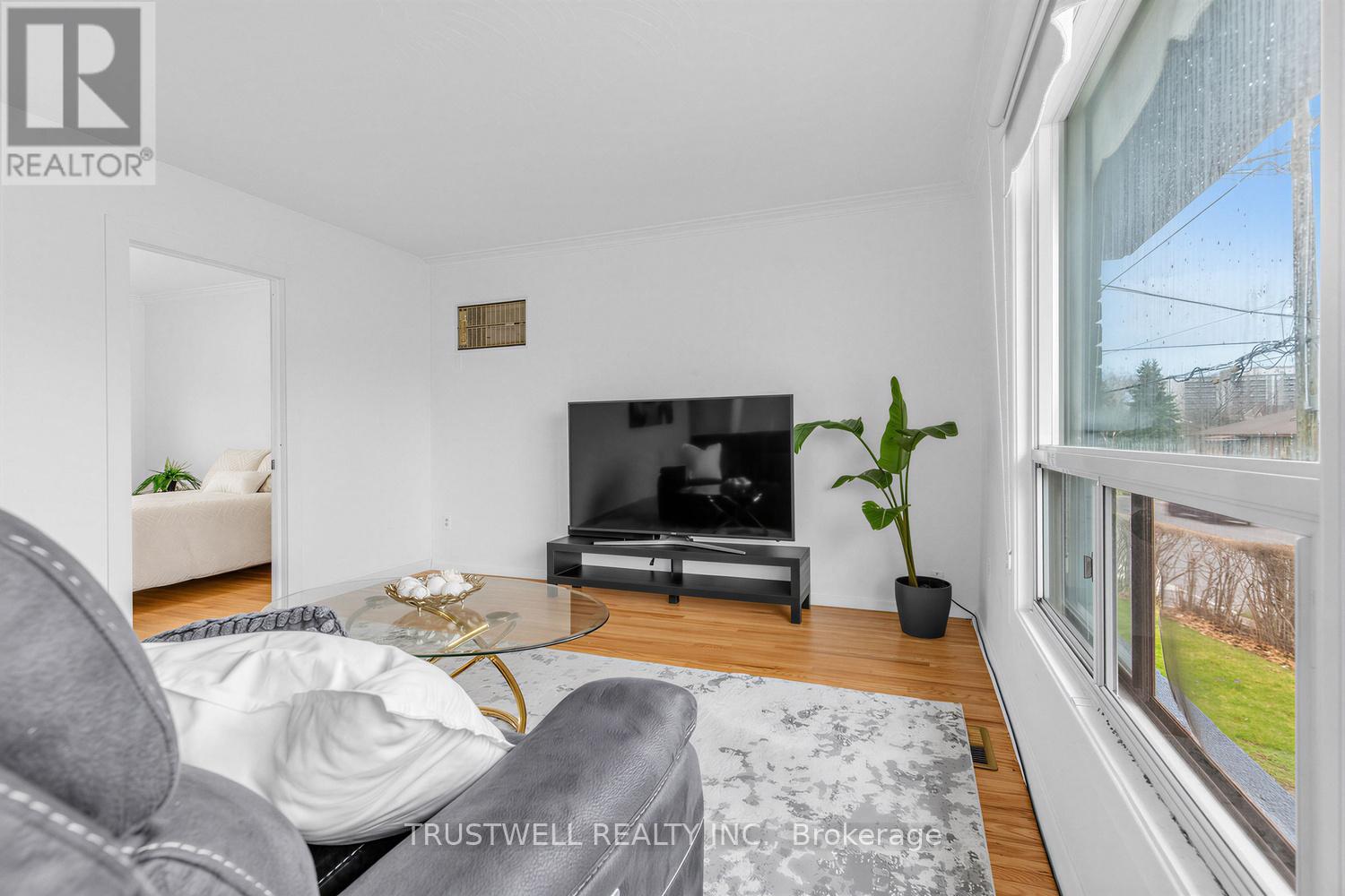 2 Del Ria Road, Toronto, Ontario  M6L 1M1 - Photo 5 - W13006698