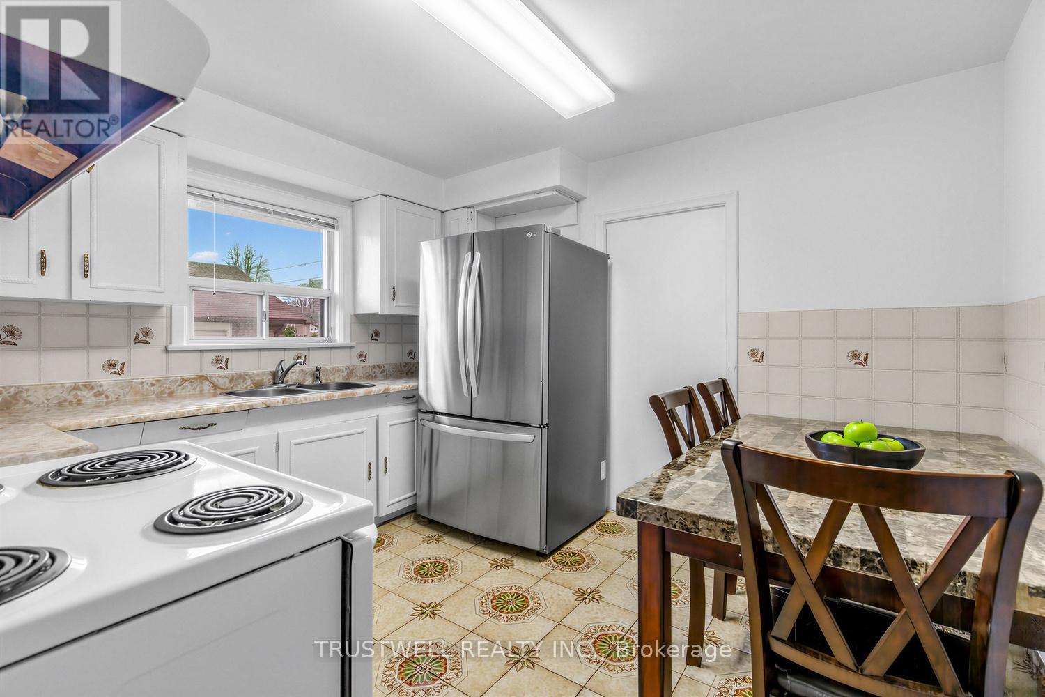 2 Del Ria Road, Toronto, Ontario  M6L 1M1 - Photo 7 - W13006698