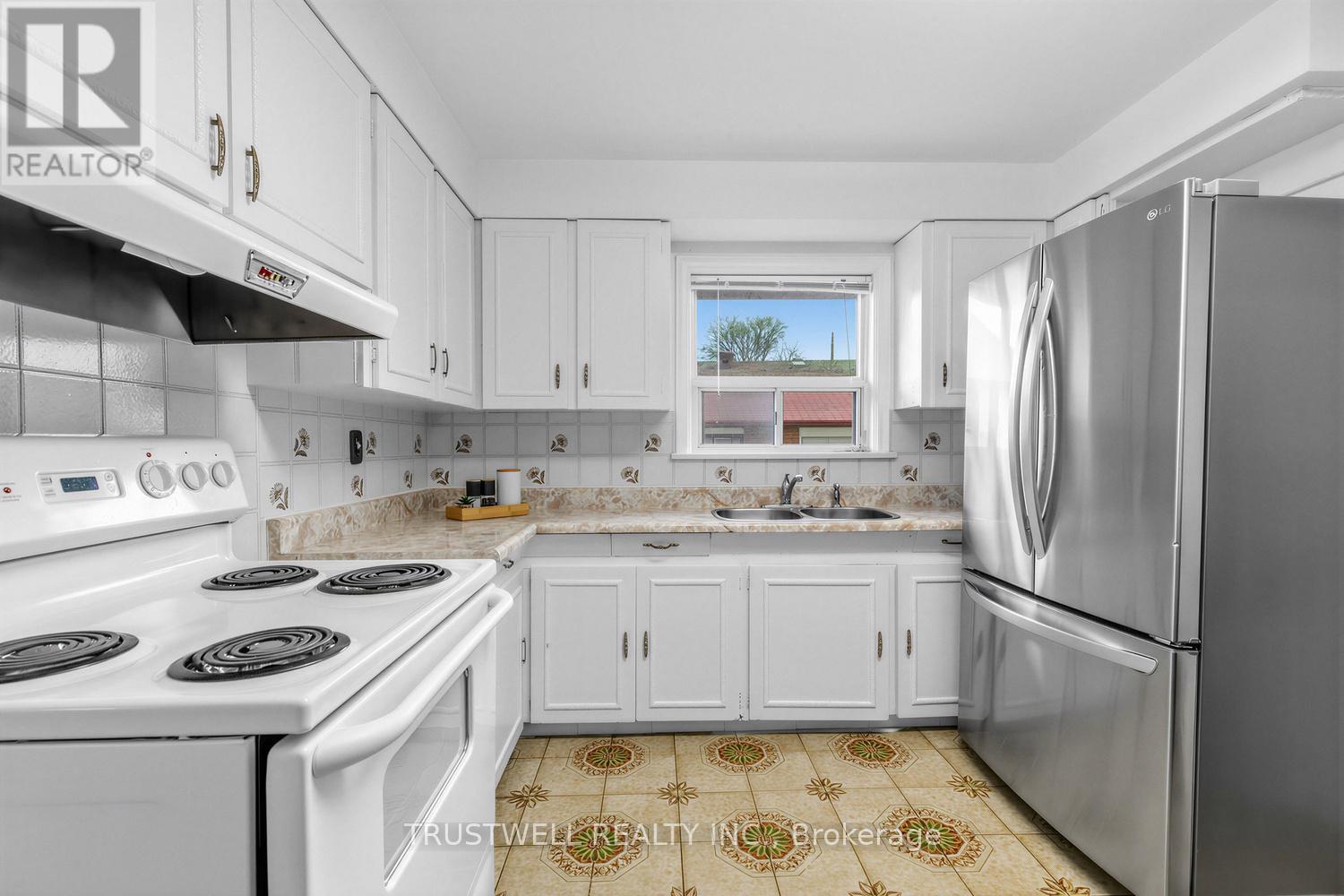 2 Del Ria Road, Toronto, Ontario  M6L 1M1 - Photo 8 - W13006698