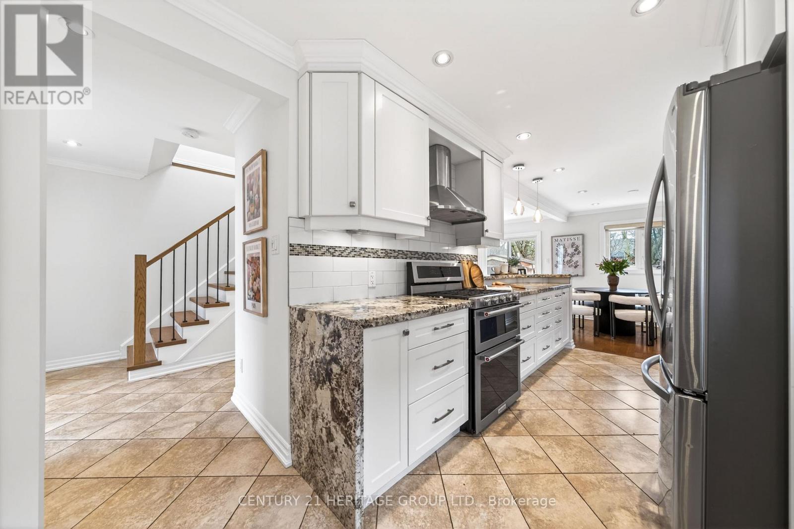 64 Coventry Court, Richmond Hill, Ontario  L4C 8B7 - Photo 4 - N13005826