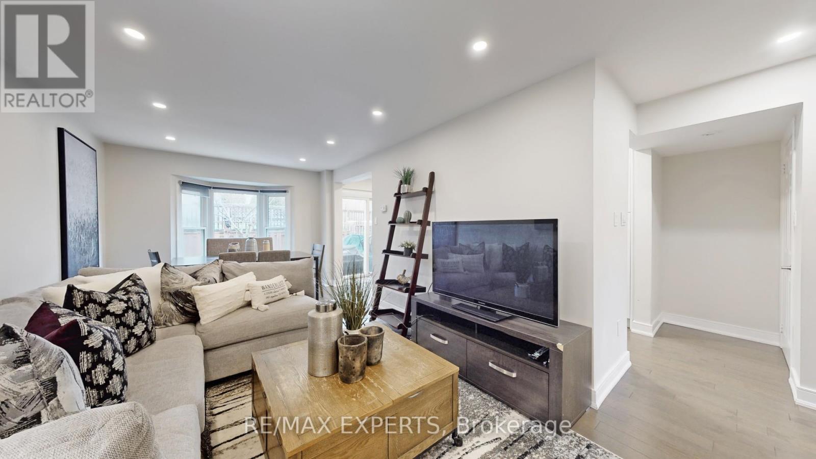 562 Tara Hill Circle, Aurora, Ontario  L4G 6G9 - Photo 3 - N13006874