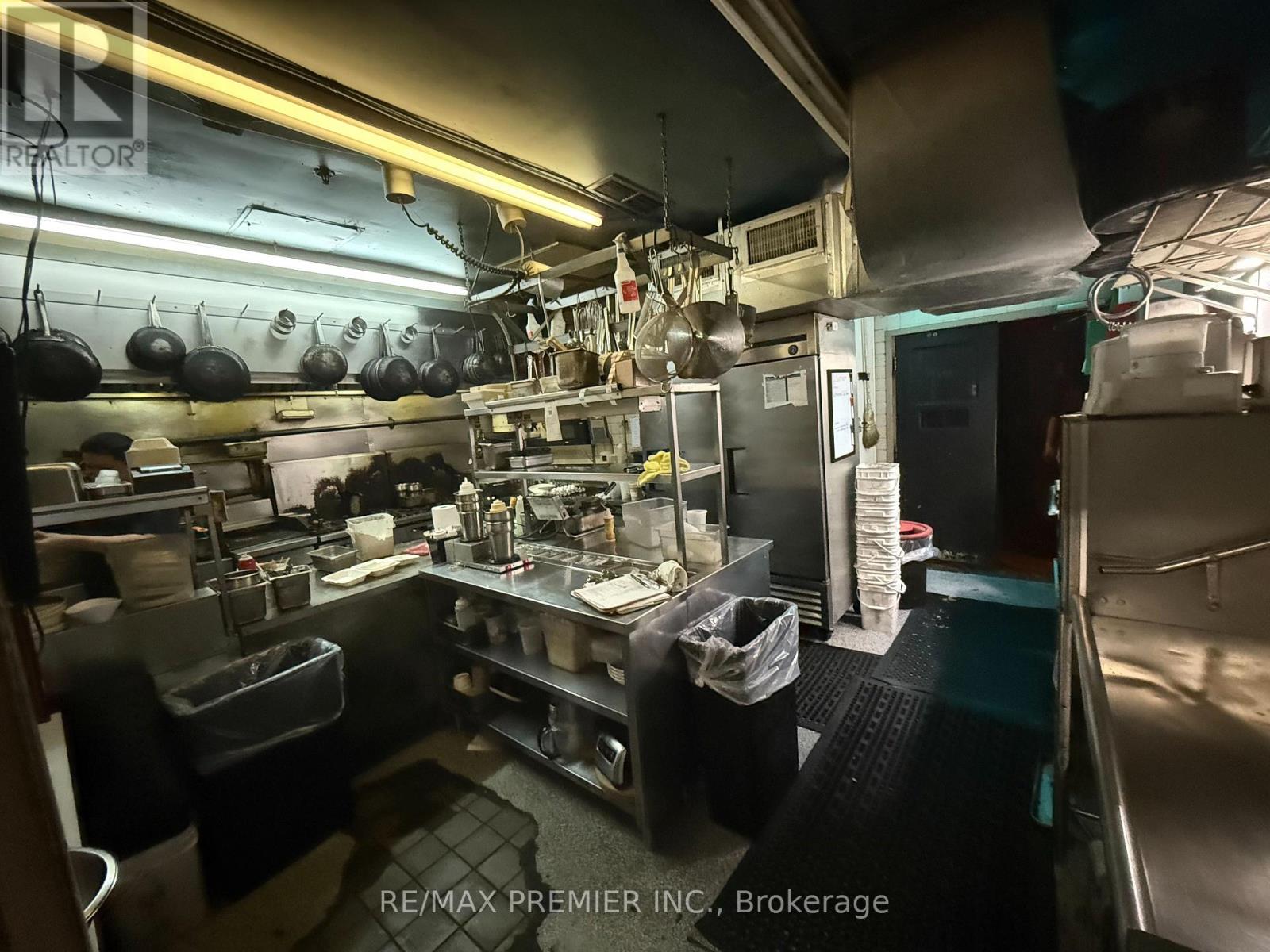 Main Floor - 563 Bloor Street W, Toronto, Ontario  M5S 1Y6 - Photo 9 - C12739116