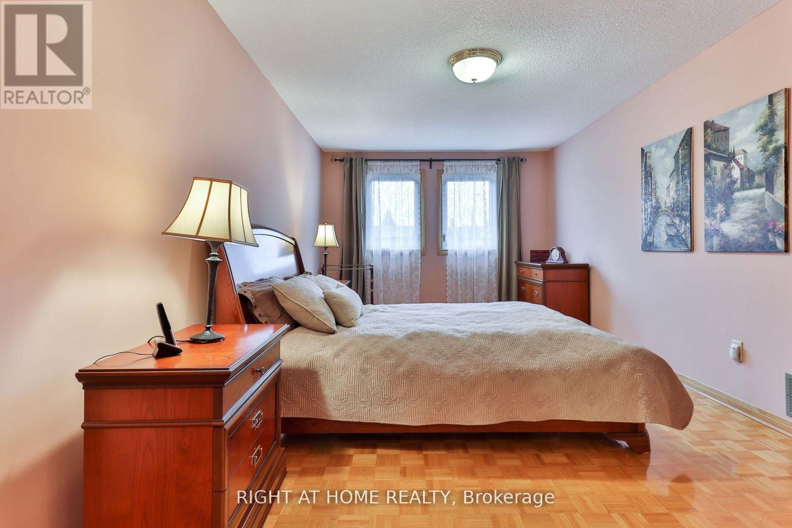 1433 Bough Beeches Boulevard, Mississauga, Ontario  L4W 3B4 - Photo 24 - W12929410