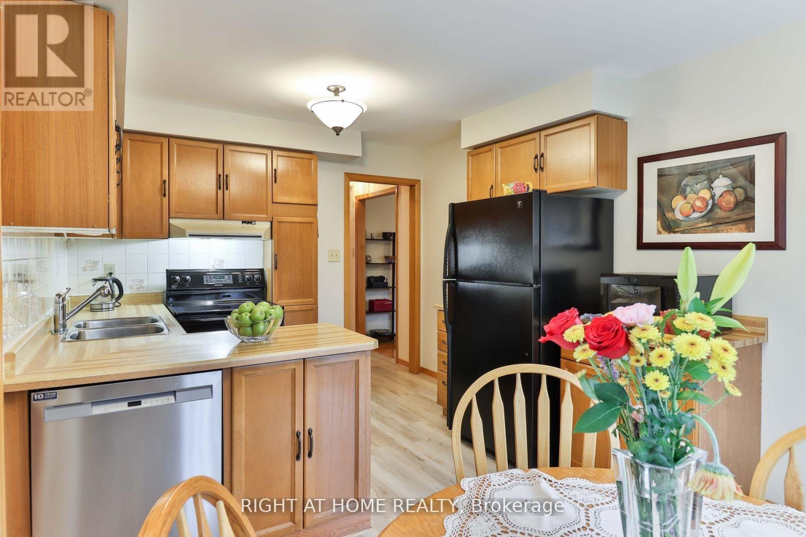 1433 Bough Beeches Boulevard, Mississauga, Ontario  L4W 3B4 - Photo 14 - W12929410