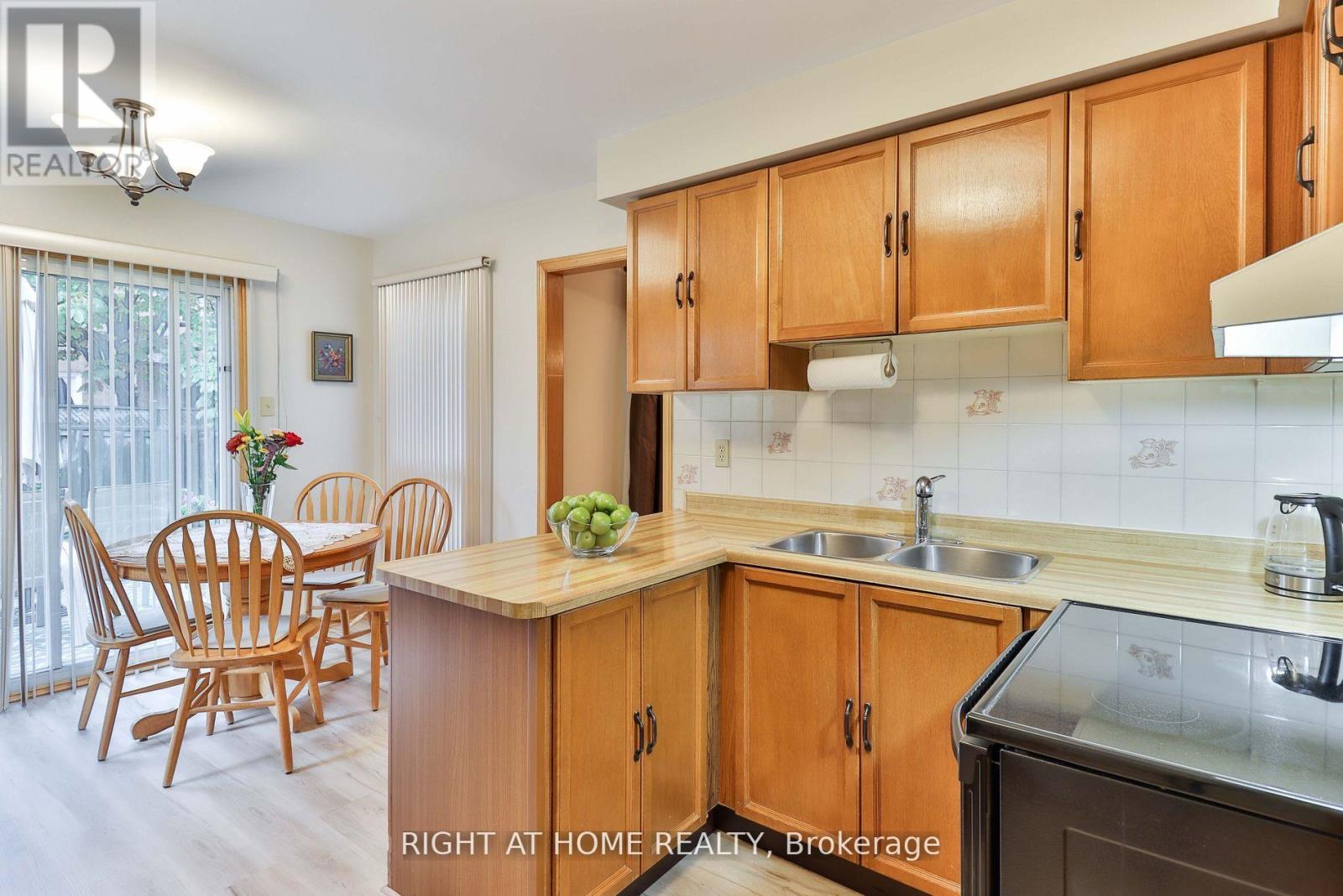 1433 Bough Beeches Boulevard, Mississauga, Ontario  L4W 3B4 - Photo 16 - W12929410