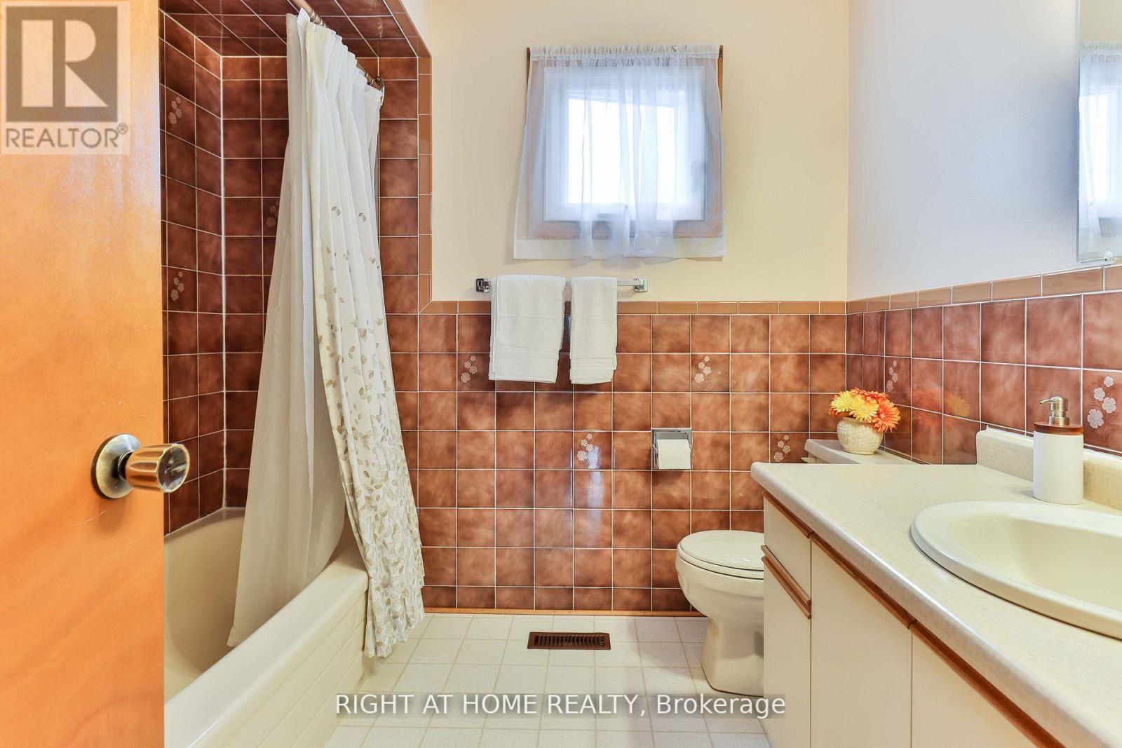 1433 Bough Beeches Boulevard, Mississauga, Ontario  L4W 3B4 - Photo 32 - W12929410