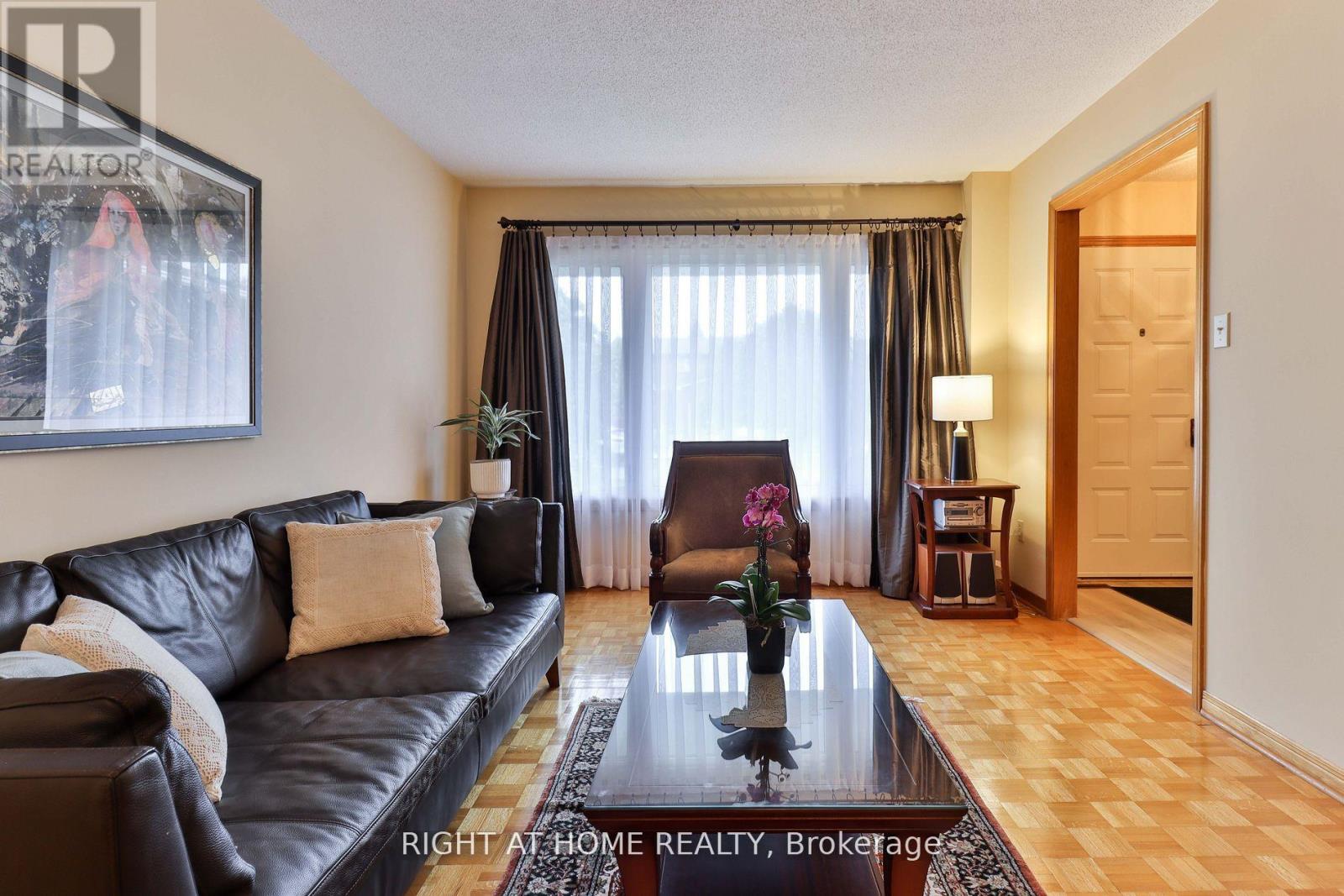 1433 Bough Beeches Boulevard, Mississauga, Ontario  L4W 3B4 - Photo 8 - W12929410