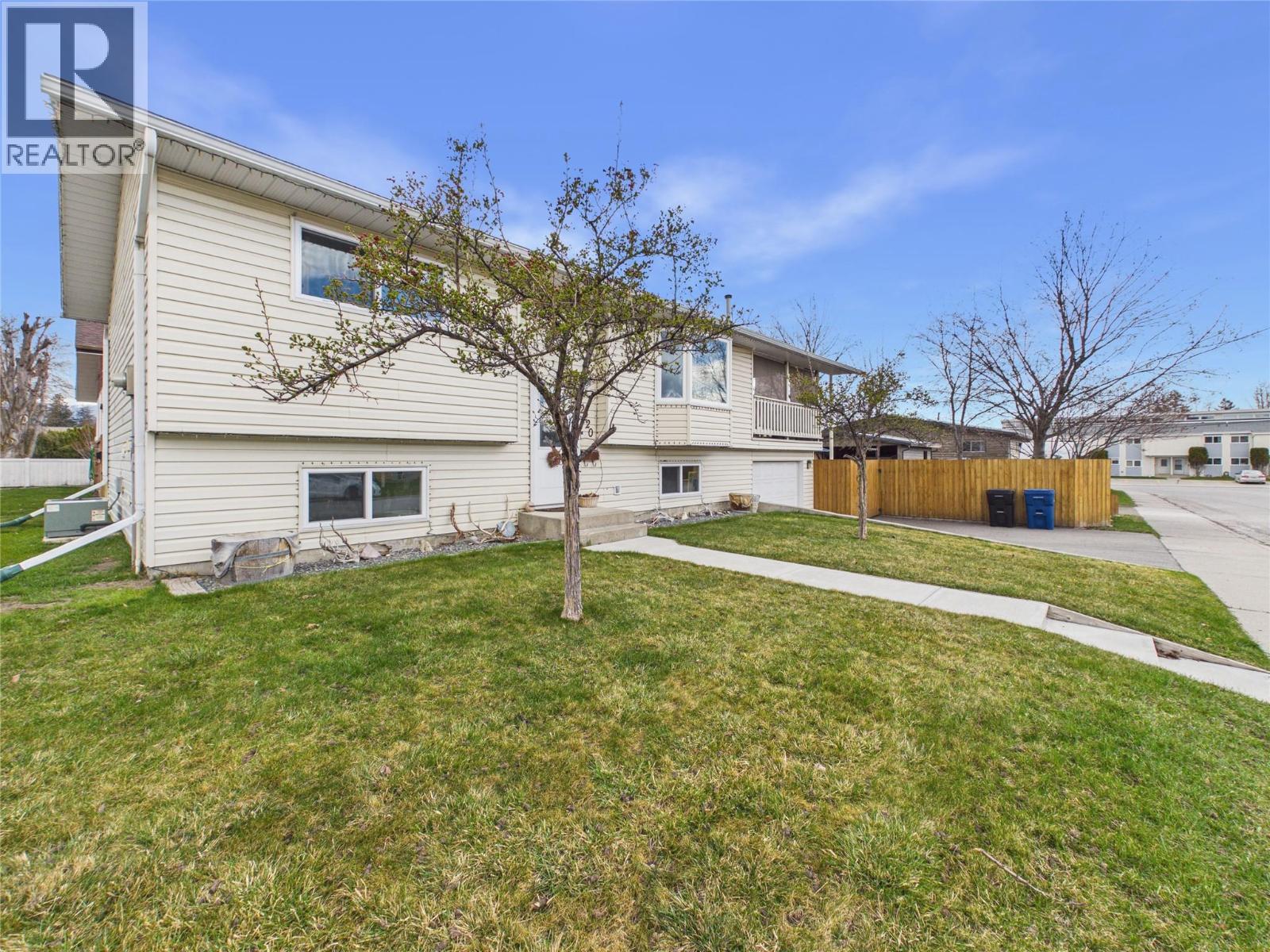 2220 3a Street S, Cranbrook, British Columbia  V1C 5K6 - Photo 3 - 10383635