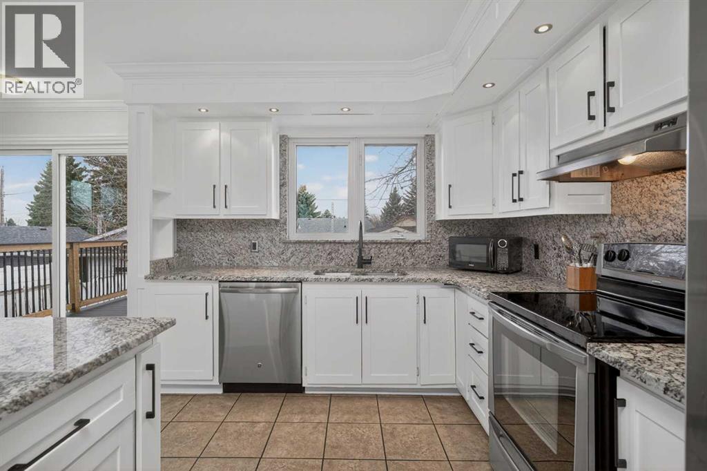 4119 Doverview Drive SE, Calgary, Alberta  T2B 1Z1 - Photo 3 - A2297496