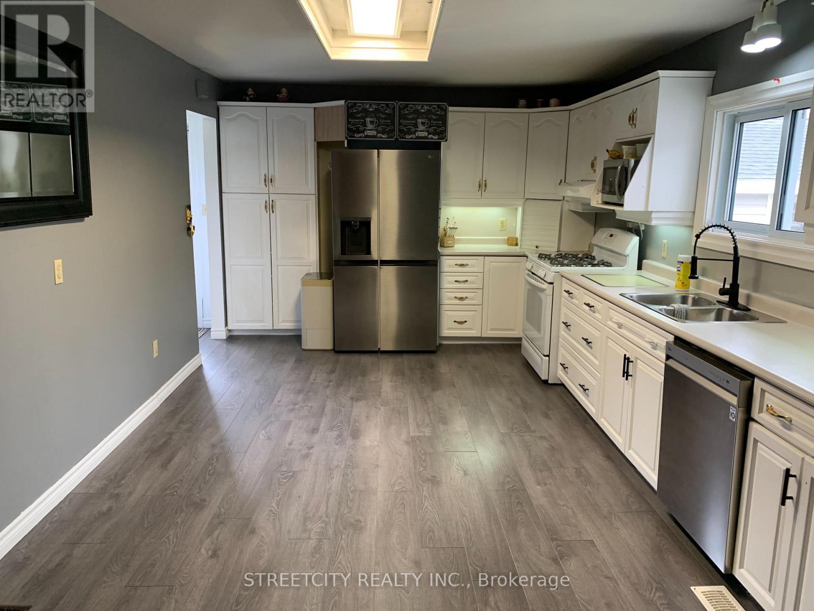 Photo 15 of 22 for 176 King Street