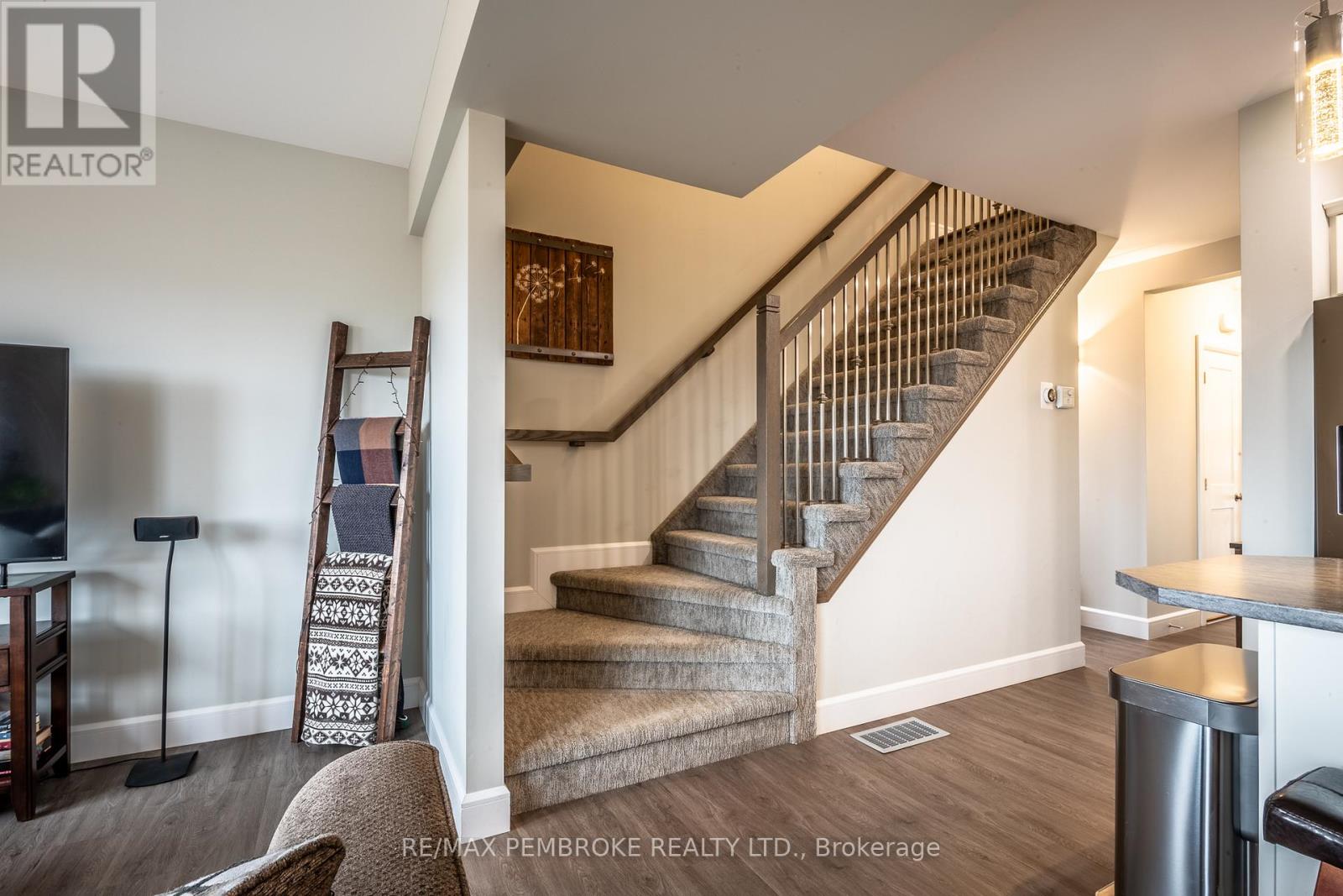 65 Chad Street, Petawawa, Ontario  K8H 0G9 - Photo 10 - X13006996