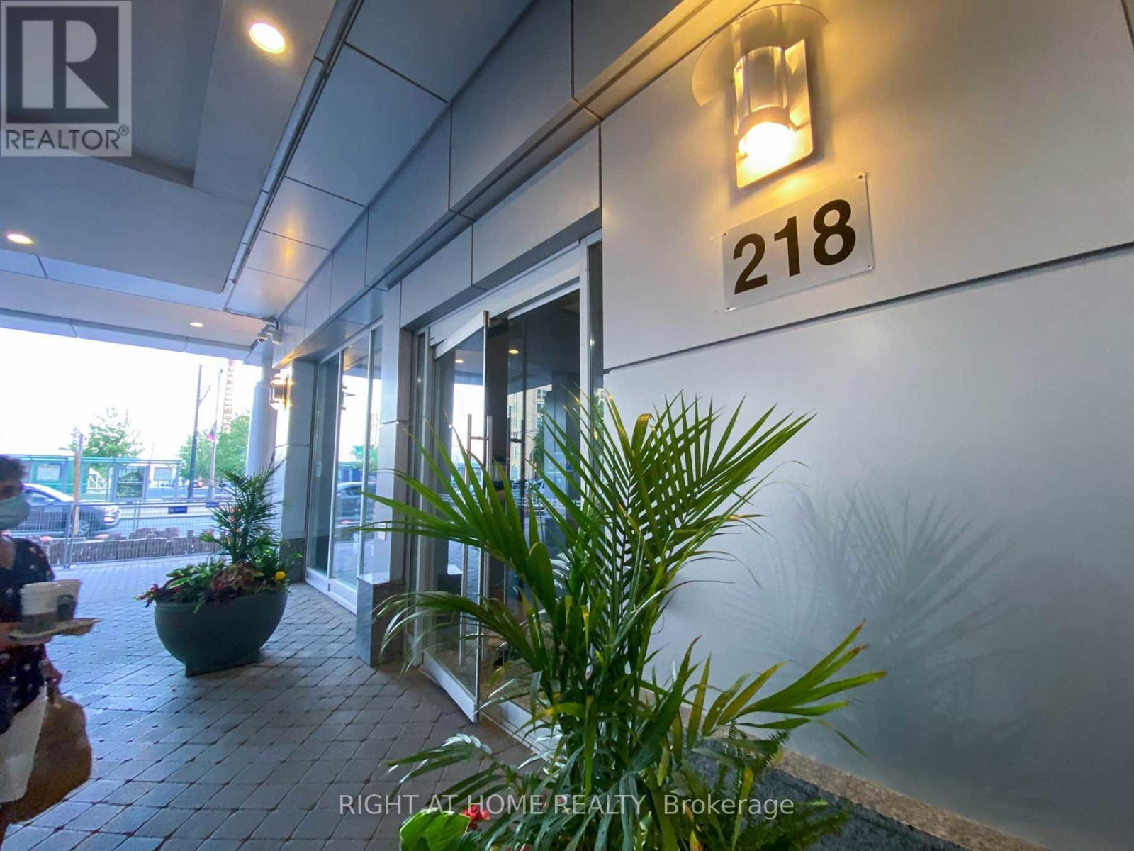 1910 - 218 Queens Quay W, Toronto, Ontario  M5J 2Y6 - Photo 2 - C13006960