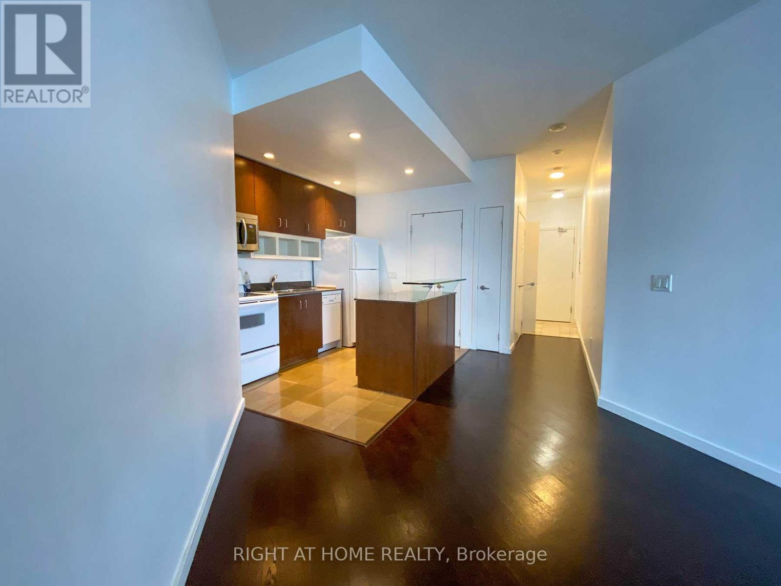 1910 - 218 Queens Quay W, Toronto, Ontario  M5J 2Y6 - Photo 4 - C13006960