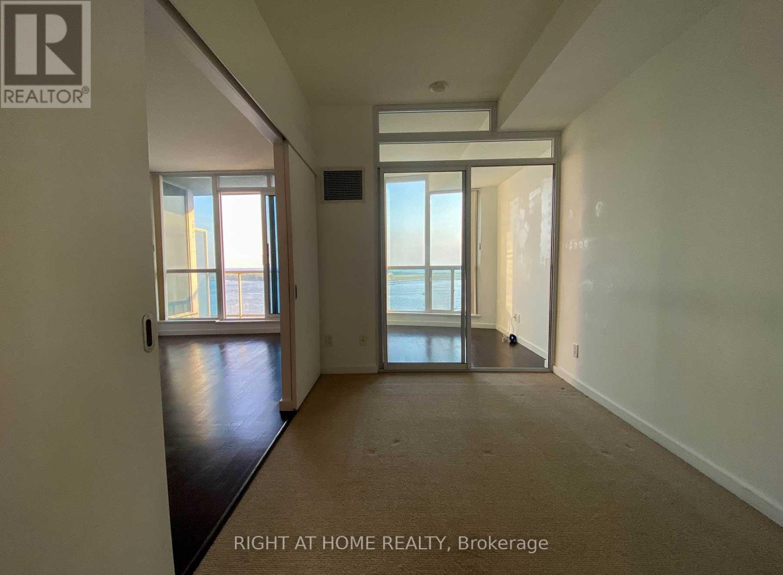 1910 - 218 Queens Quay W, Toronto, Ontario  M5J 2Y6 - Photo 8 - C13006960