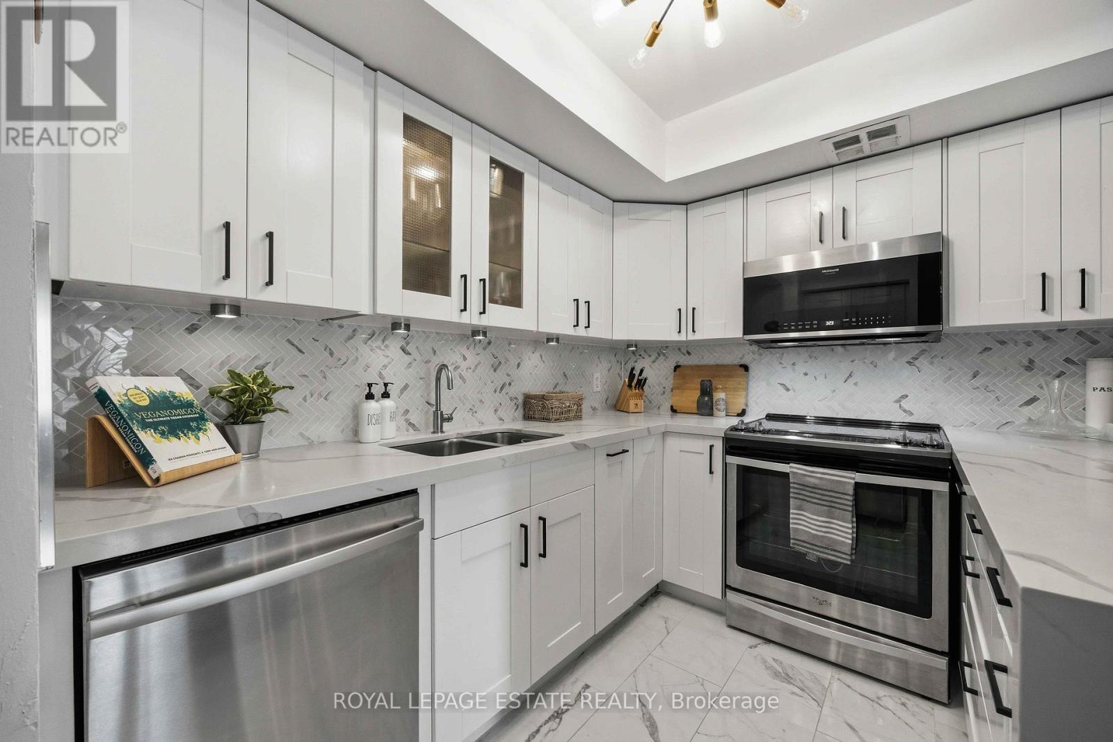 2118 - 25 The Esplanade, Toronto, Ontario  M5E 1W5 - Photo 12 - C13007158