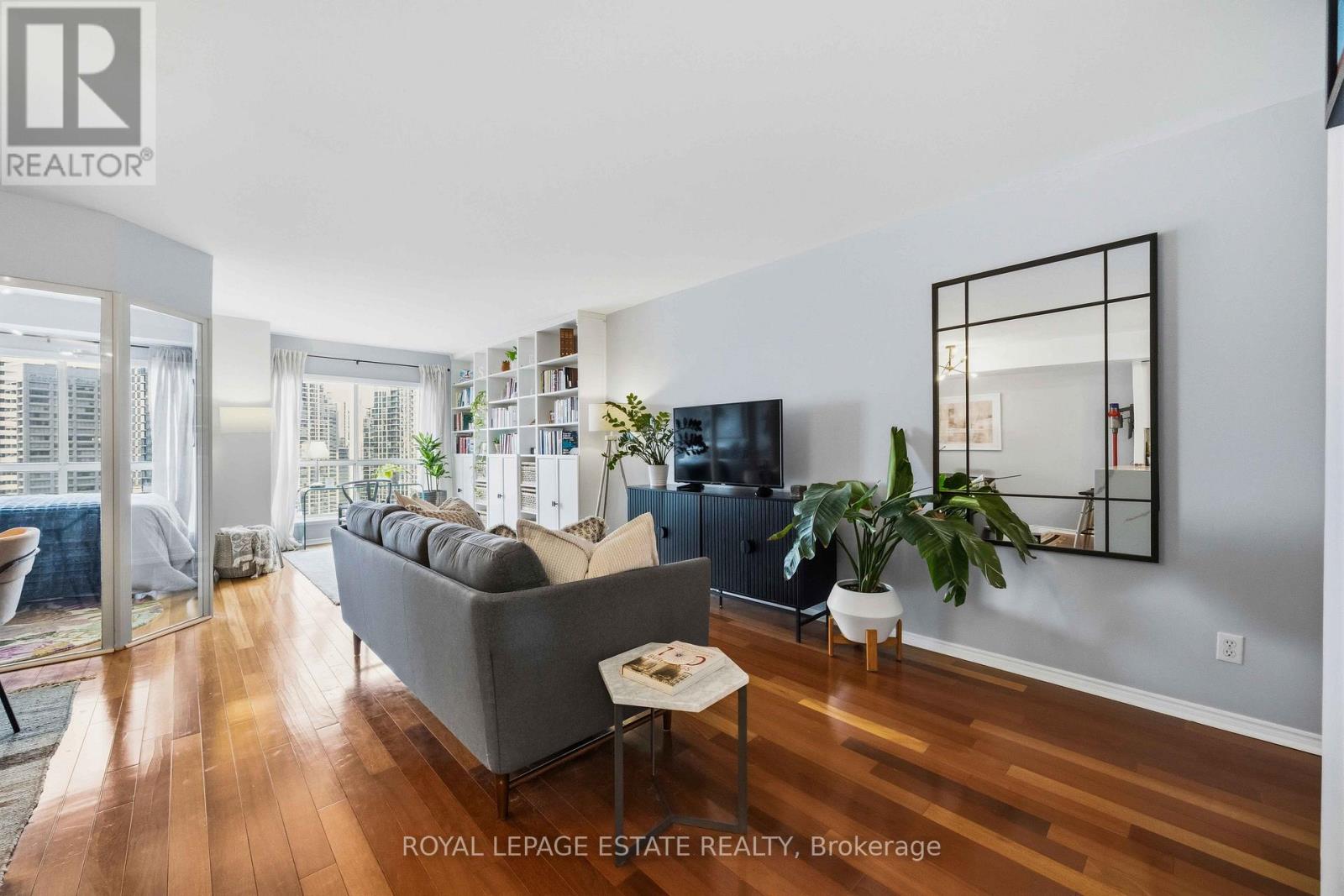 2118 - 25 The Esplanade, Toronto, Ontario  M5E 1W5 - Photo 2 - C13007158