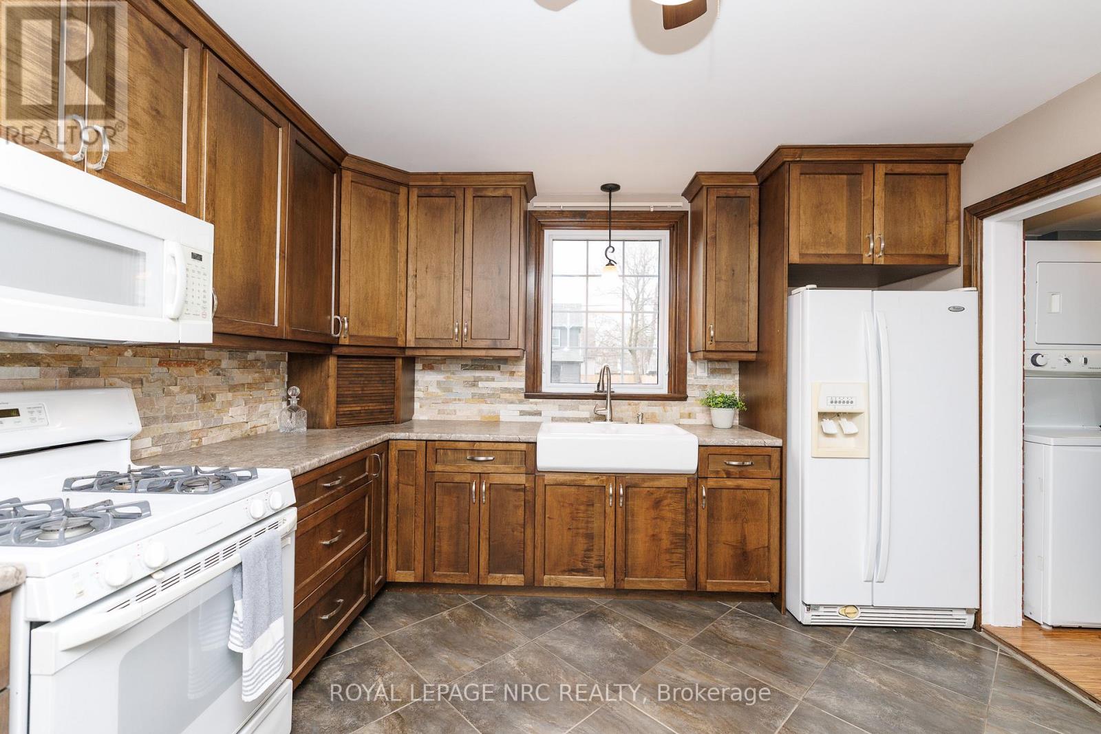 197 Charlotte Street, Port Colborne (Sugarloaf), Ontario L3K 3E3 - Photo 10 - X13007146