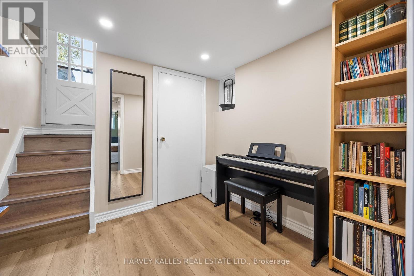 231 Bicknell Avenue, Toronto, Ontario  M6M 4H2 - Photo 12 - W13006992