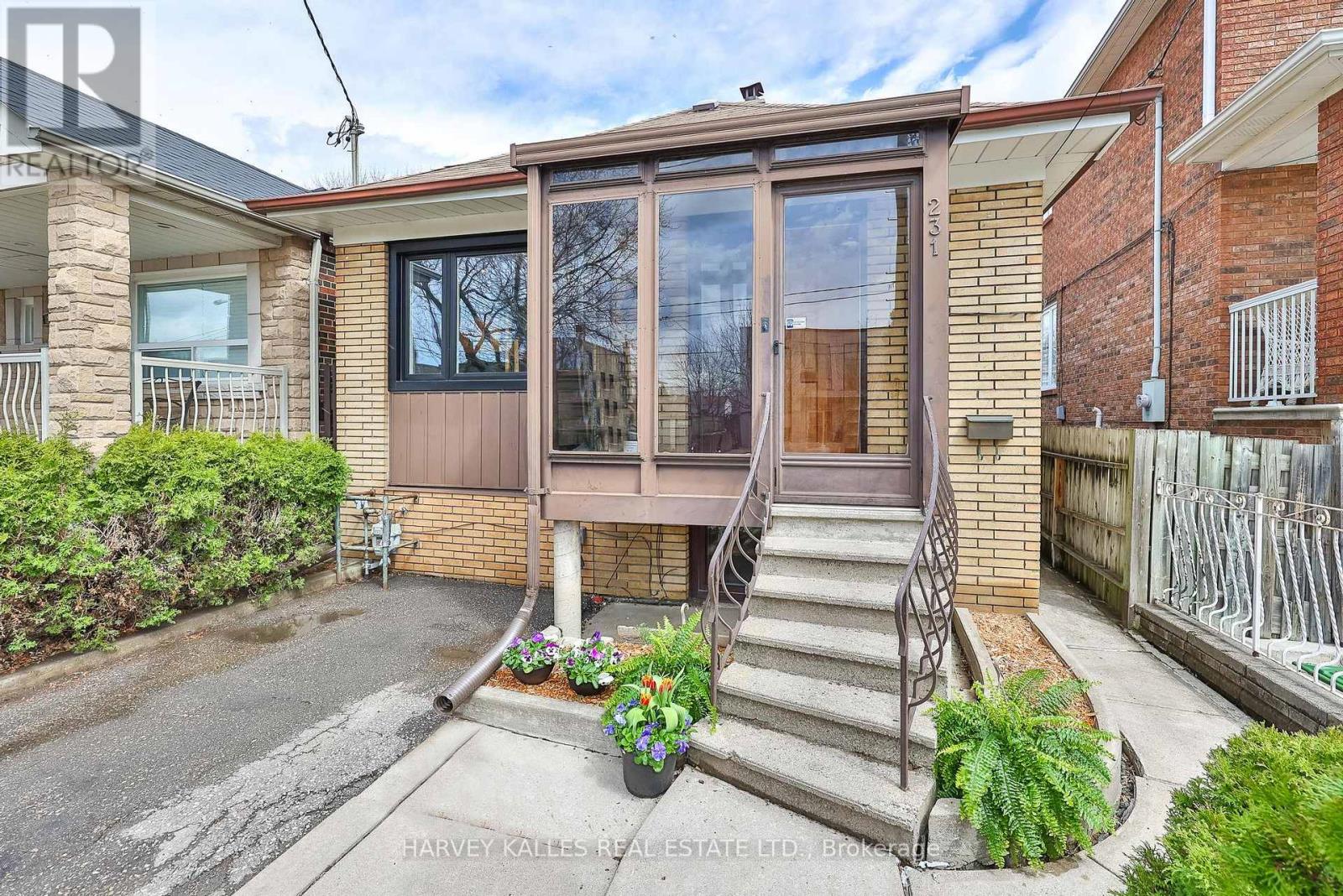 231 Bicknell Avenue, Toronto, Ontario  M6M 4H2 - Photo 2 - W13006992