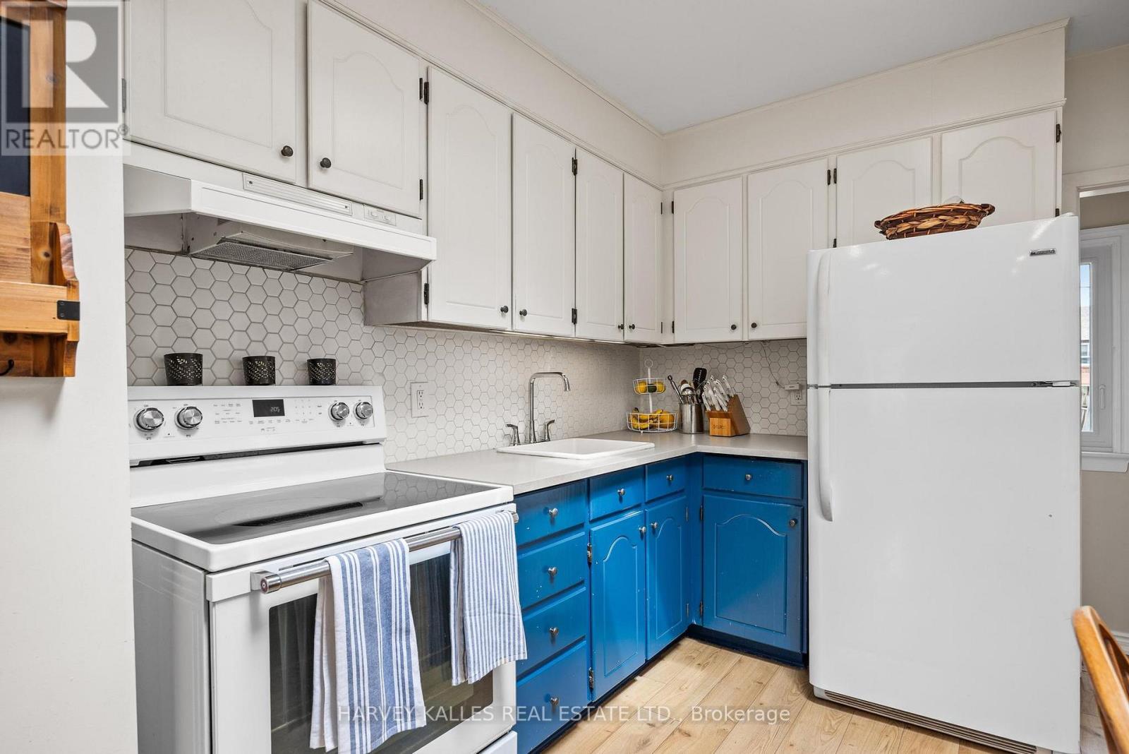 231 Bicknell Avenue, Toronto, Ontario  M6M 4H2 - Photo 6 - W13006992