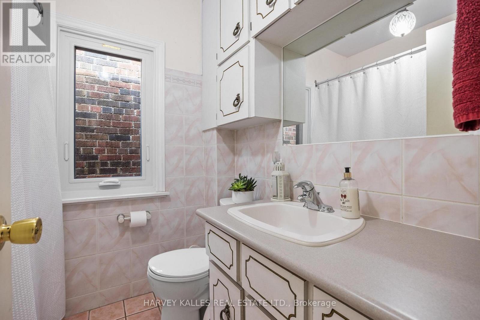 231 Bicknell Avenue, Toronto, Ontario  M6M 4H2 - Photo 9 - W13006992