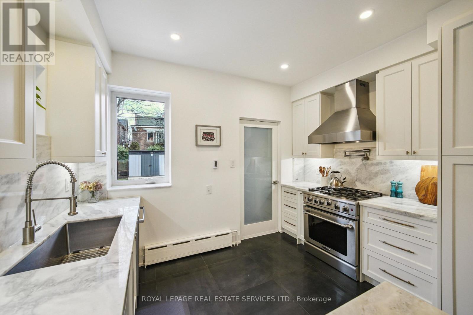 29 Parkside Drive, Toronto, Ontario  M6R 2Y7 - Photo 15 - W13007054