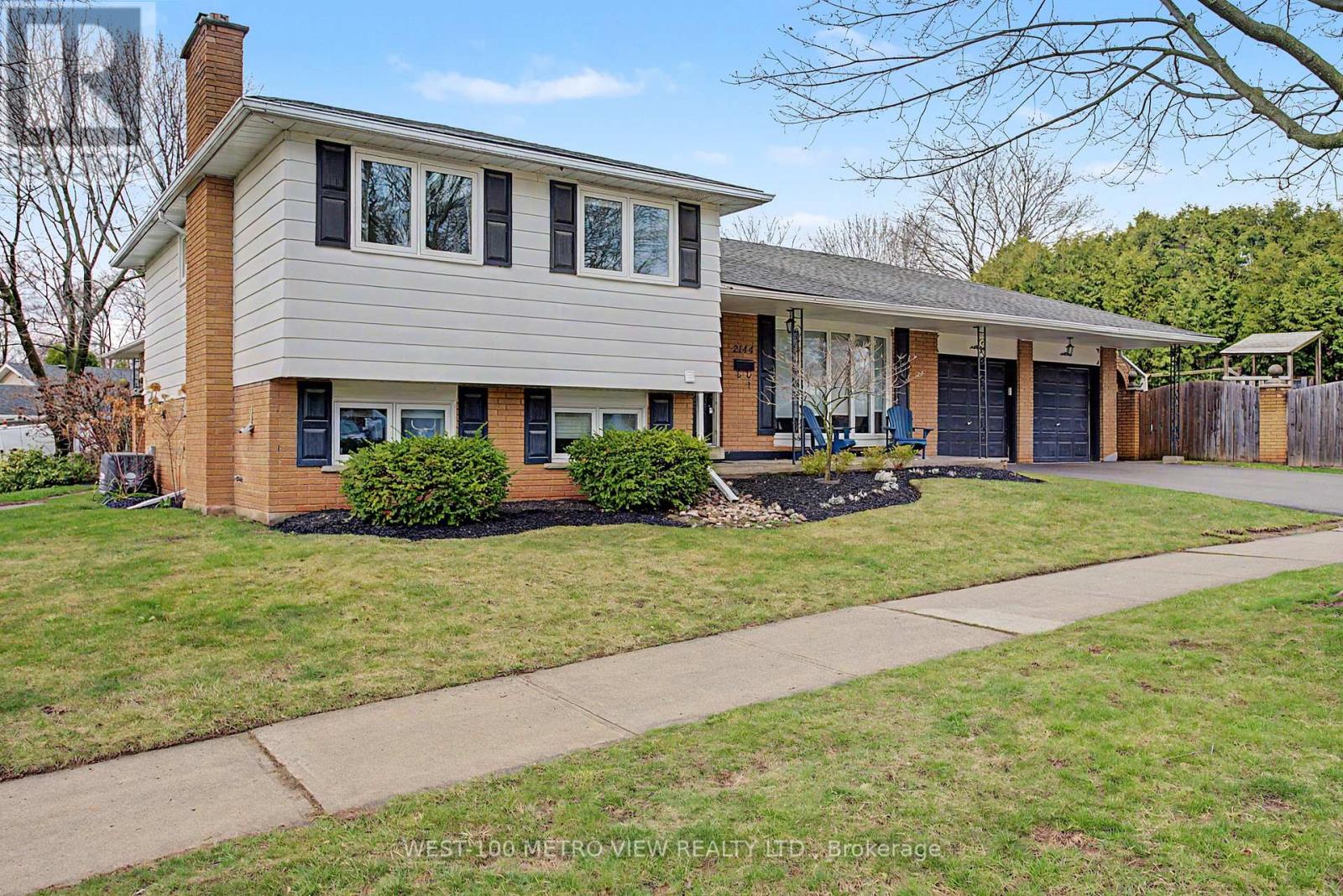 2144 Sandringham Drive, Burlington, Ontario  L7P 1T9 - Photo 2 - W13007148