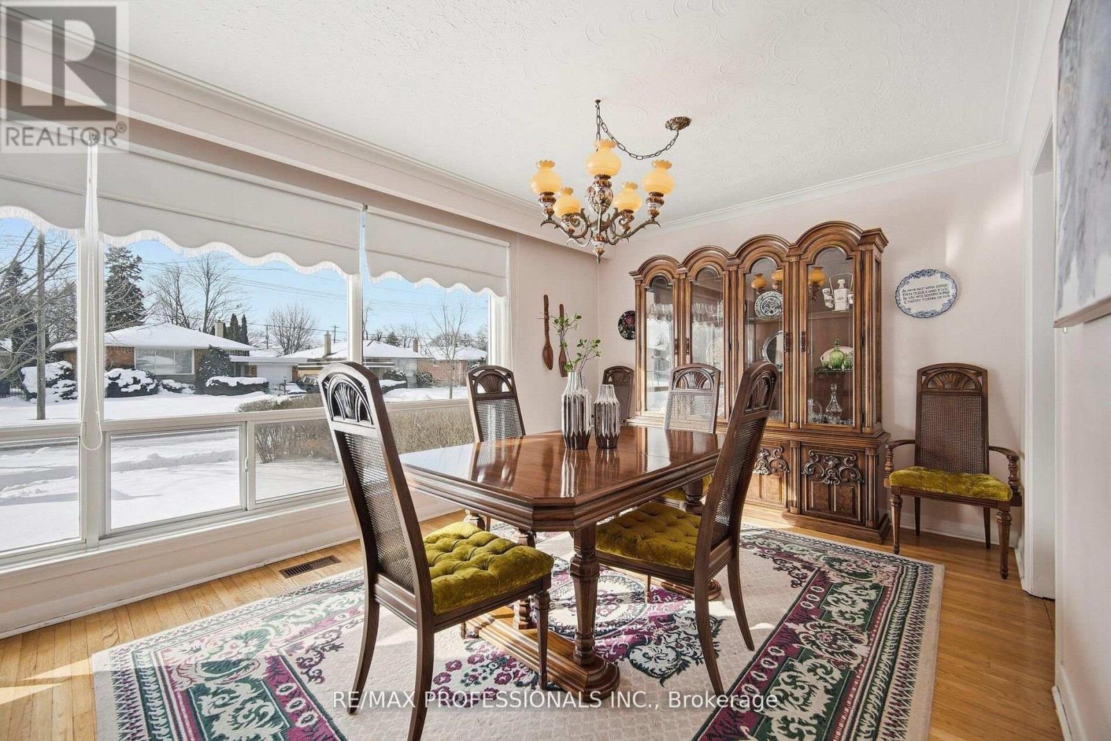 7 Pettit Drive, Toronto, Ontario  M9R 2W6 - Photo 11 - W13007172