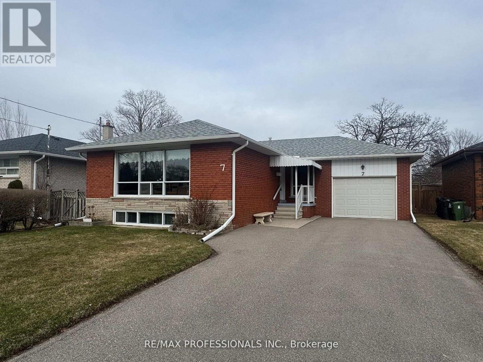 7 Pettit Drive, Toronto, Ontario  M9R 2W6 - Photo 2 - W13007172