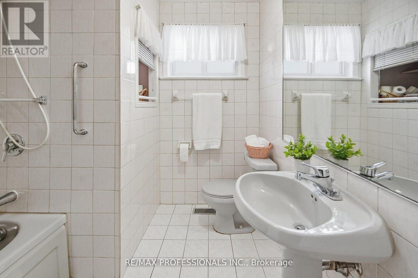 7 Pettit Drive, Toronto, Ontario  M9R 2W6 - Photo 25 - W13007172