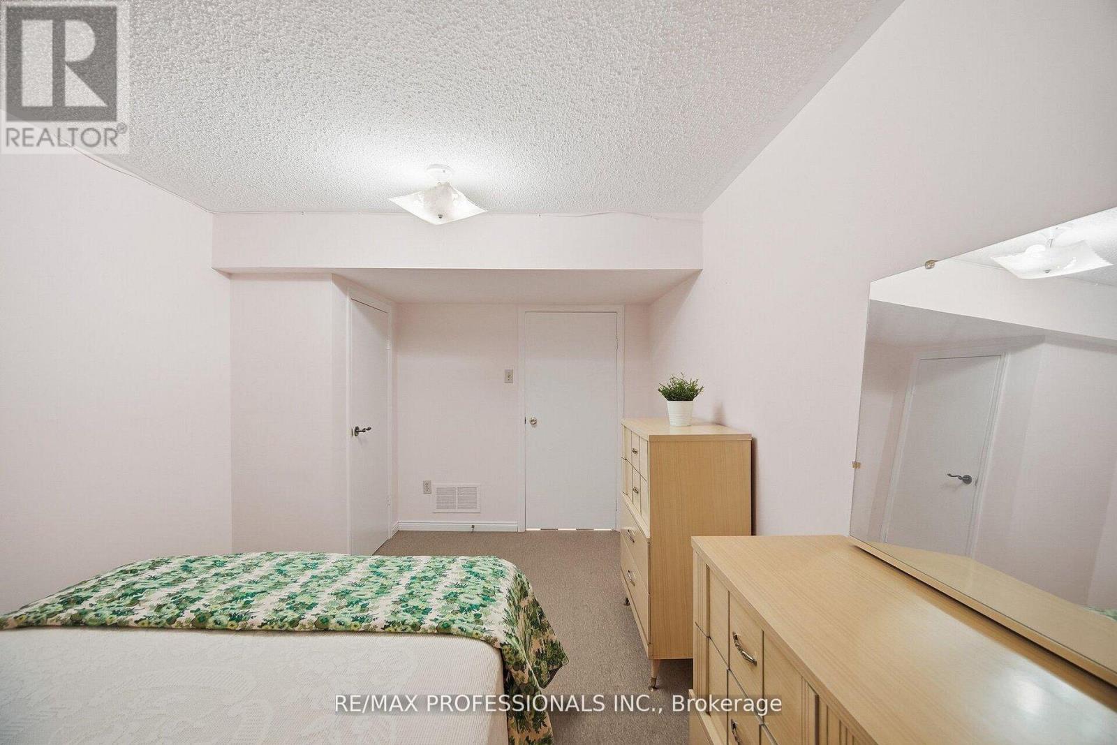 7 Pettit Drive, Toronto, Ontario  M9R 2W6 - Photo 35 - W13007172