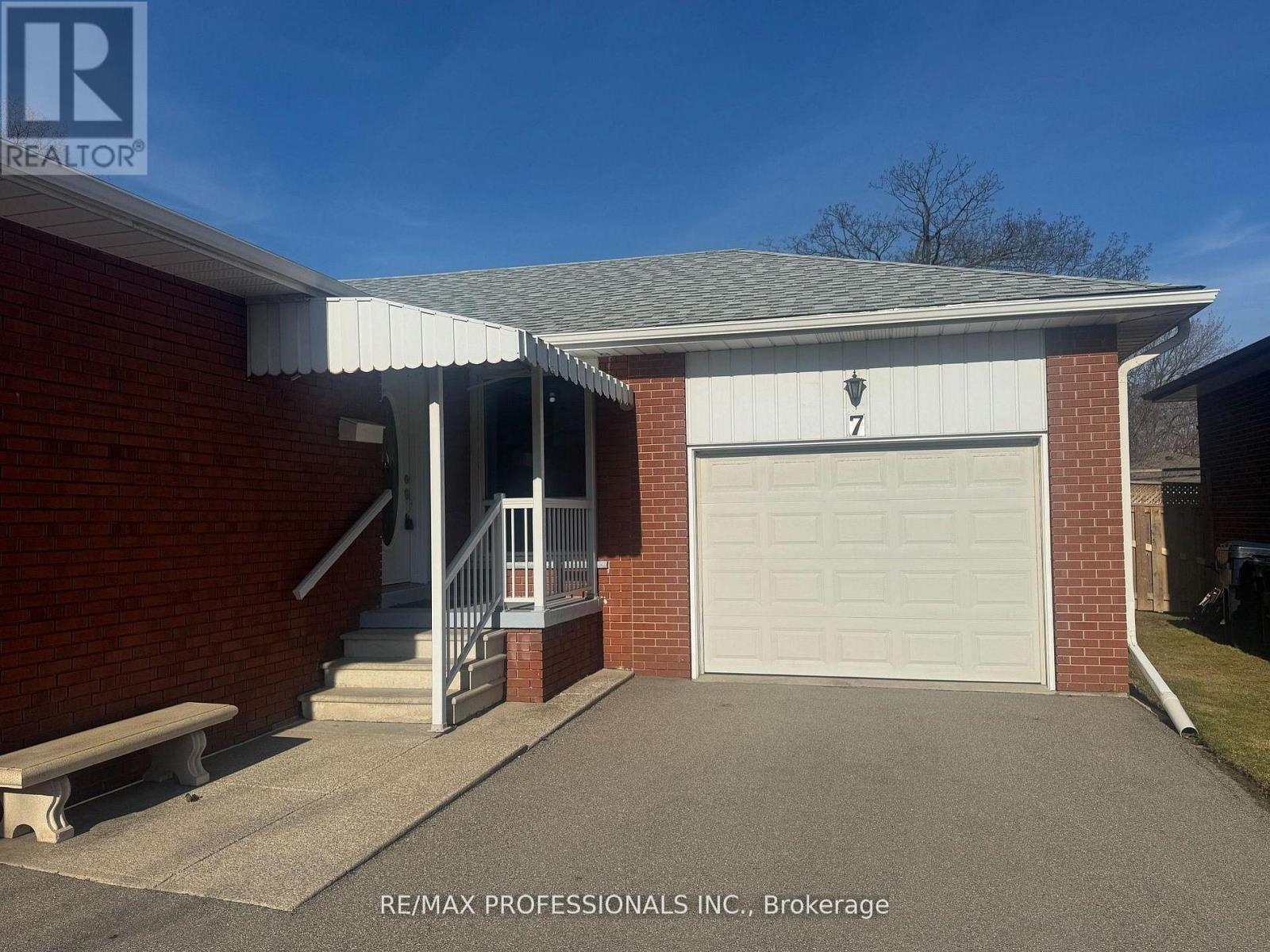 7 Pettit Drive, Toronto, Ontario  M9R 2W6 - Photo 4 - W13007172