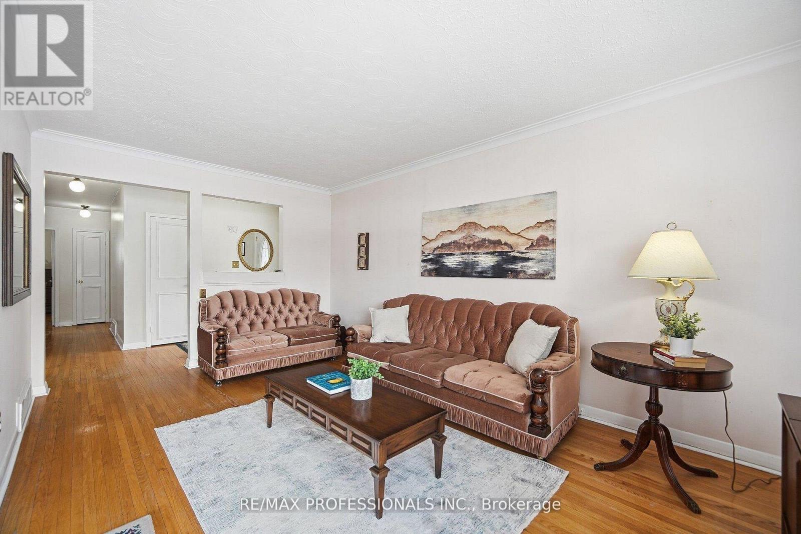 7 Pettit Drive, Toronto, Ontario  M9R 2W6 - Photo 8 - W13007172