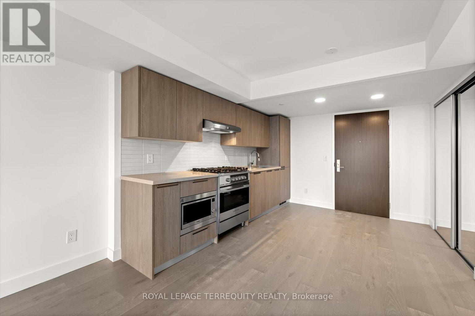 213 - 160 KINGSWAY CRESCENT, Toronto, Ontario