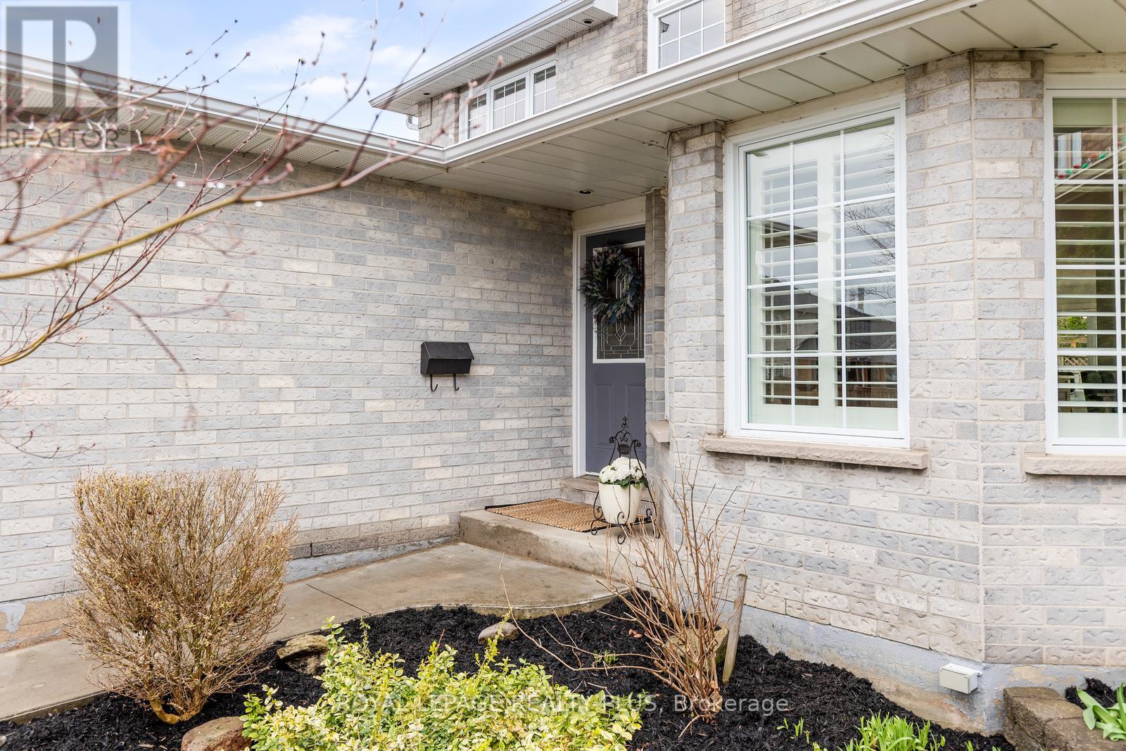 5 Anjou Place, Hamilton, Ontario  L8J 2N8 - Photo 2 - X13007046