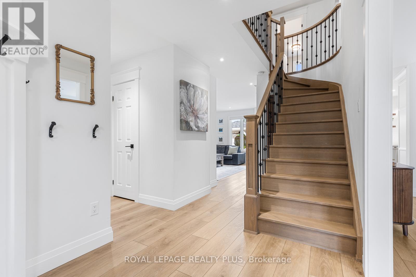 5 Anjou Place, Hamilton, Ontario  L8J 2N8 - Photo 4 - X13007046